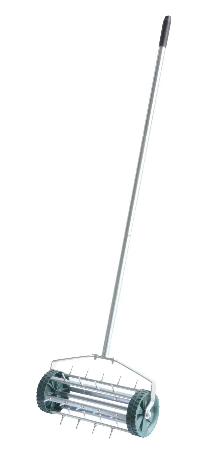 Eine lange, silberne Teleskopstange mit mehreren ausgefahrenen Segmenten, die vor einem einfarbigen weißen Hintergrund zu sehen ist.