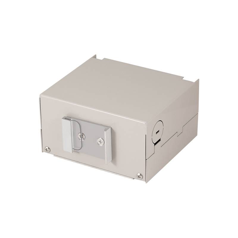 Elektrische Verteilerdose mit metallischem Deckel und einer Verschlussvorrichtung für sichere Schließung, mit Verschlussöffnungen an den Seiten für den Kabeleintritt.