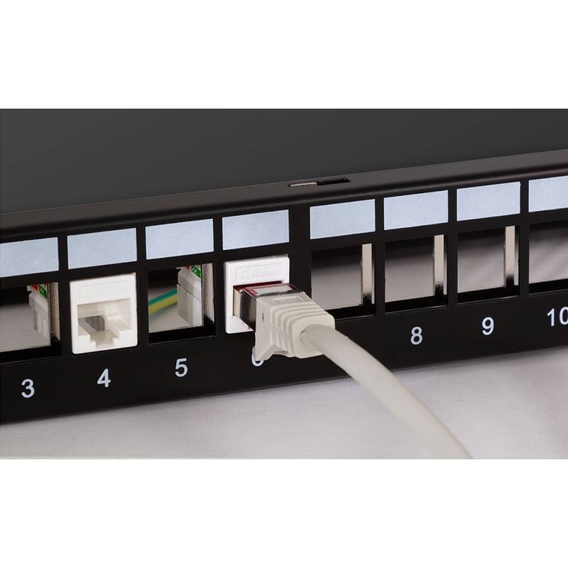 Netzwerk-Patchfeld mit mehreren Ethernet-Anschlüssen, beschriftet von 1 bis 10, Kabel in Anschluss 5 eingesteckt.