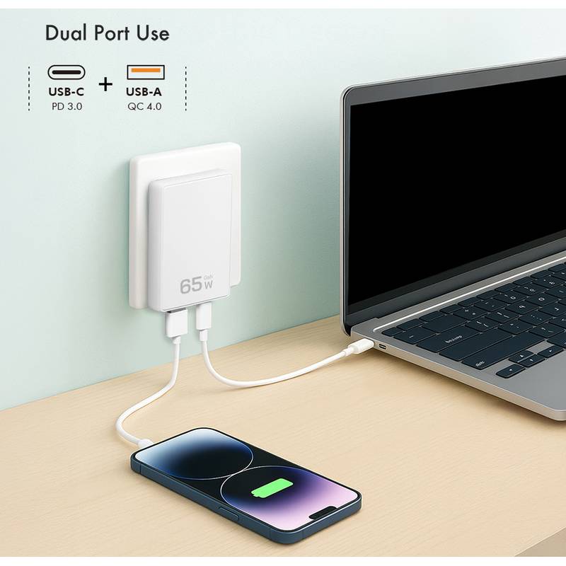 Ein Ladegerät mit zwei USB-Anschlüssen lädt gleichzeitig einen Laptop und ein Smartphone auf und ist mit „65W