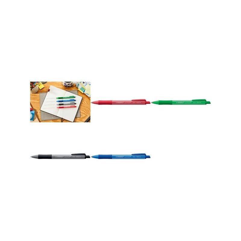 Rote, grüne, schwarze und blaue Stifte, die auf einem Notizbuch mit Notizen liegen, umgeben von Büromaterial auf einem Holzschreibtisch.