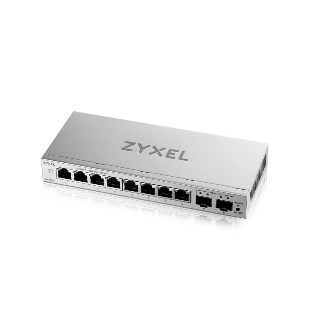 Silberner Zyxel-Netzwerk-Switch mit mehreren Ethernet-Anschlüssen und Statuslichtern auf weißem Hintergrund.
