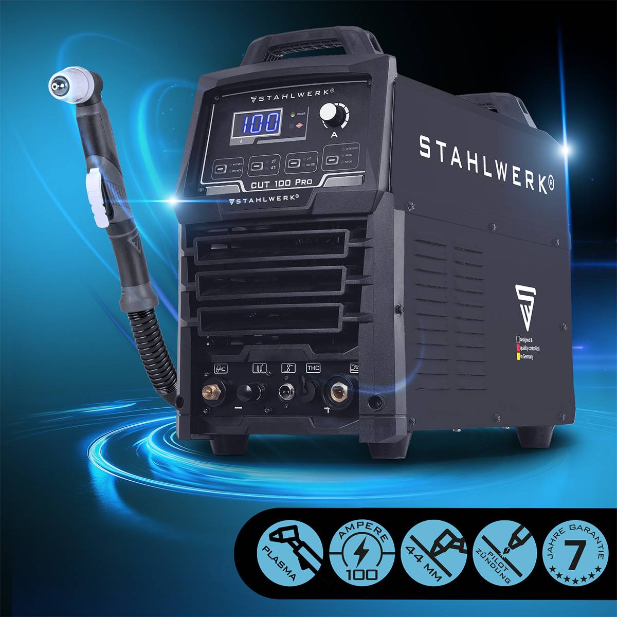STAHWERK CUT 100 Pro' Plasmaschneidgerät mit digitaler Anzeige, angeschlossenem Brennergriff. Blauer Hintergrund mit Symbolen: Plasma, 100 Ampere, 44 mm Schnitt, 5 Jahre Garantie, 7 technische Funktionen.