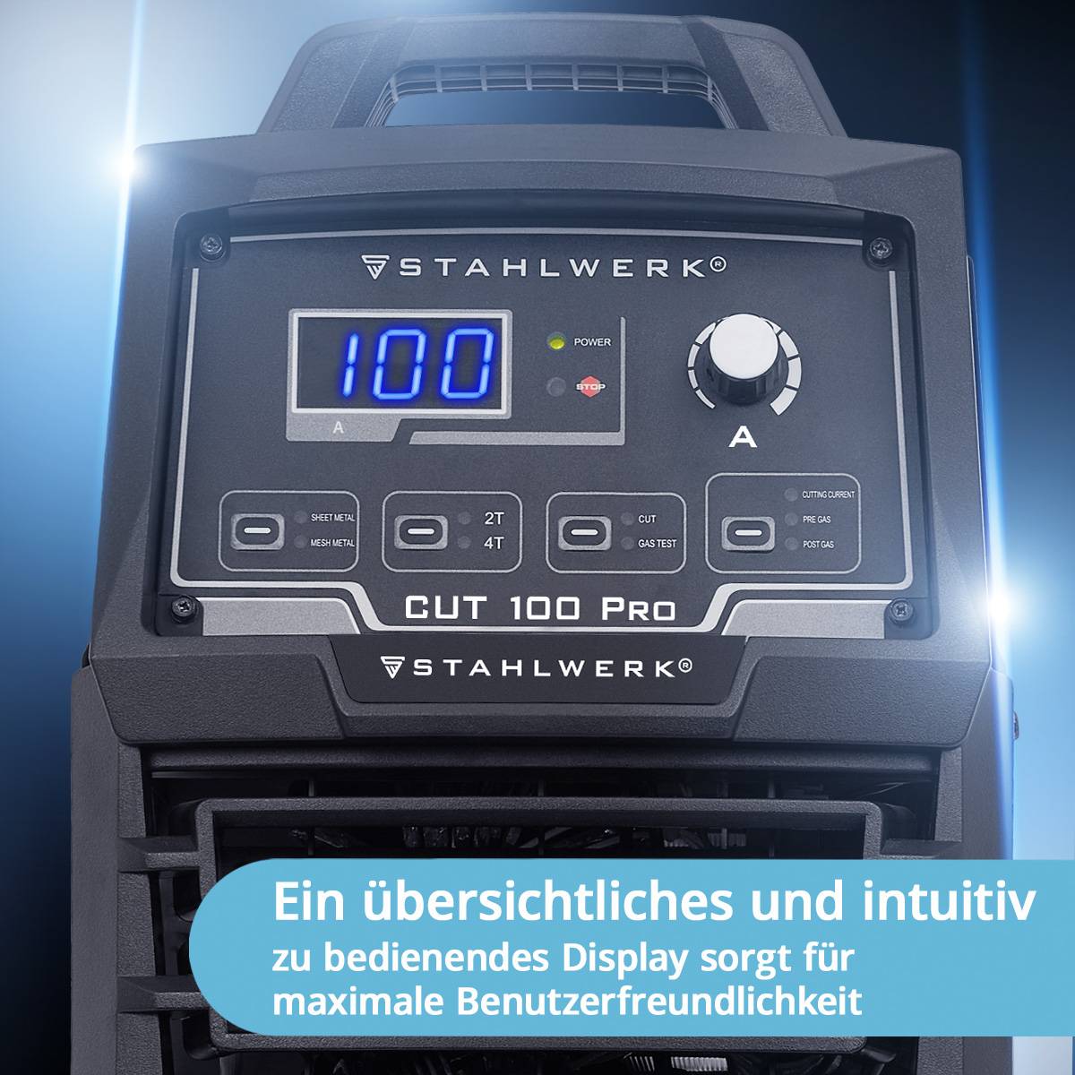 Schweißer-Bedienfeld mit LED-Anzeige, die '100' zeigt, umgeben von verschiedenen Bedientasten. Bildunterschrift hebt benutzerfreundliches Design hervor.
