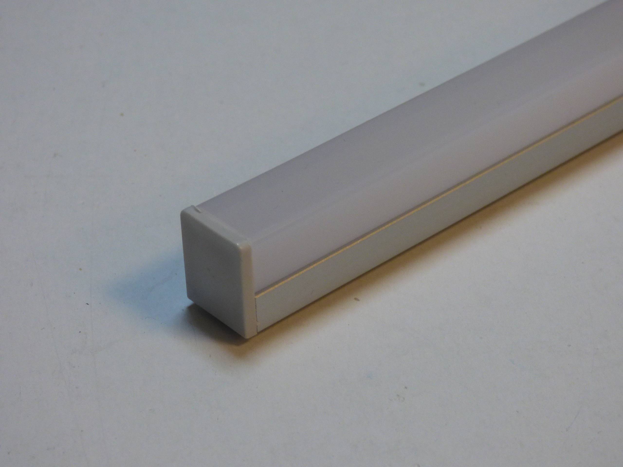 Eine weiße rechteckige LED-Lichtleiste mit Kunststoffgehäuse, konzipiert für Innenbeleuchtung. Das Licht ist ausgeschaltet.
