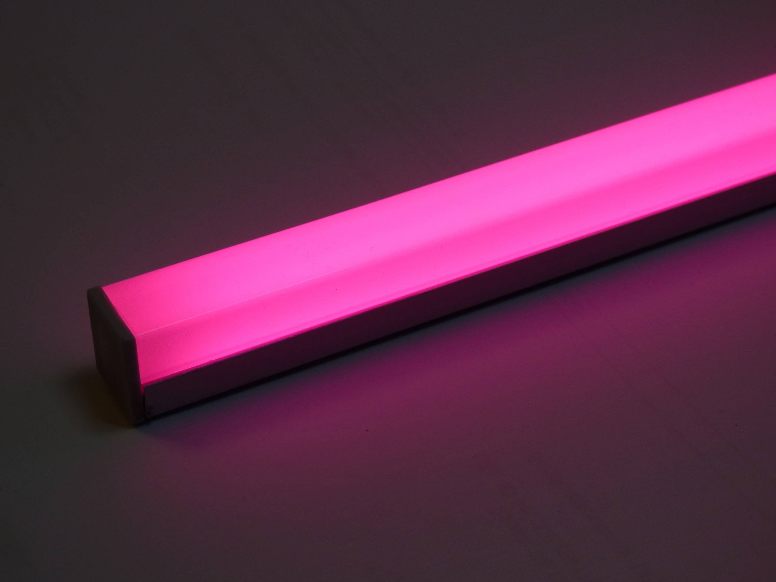 Ein leuchtender rosa LED-Lichtstreifen in einer dunklen Umgebung, der einen sanften, farbenfrohen Schein ausbreitet.