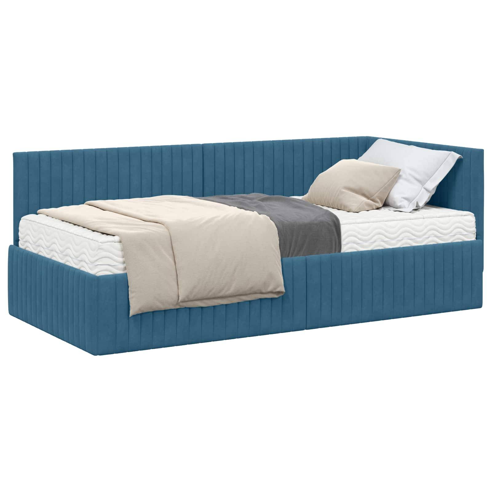 Ein blau gepolstertes Tagesbett mit einer weißen Matratze, einer beigen Bettdecke, einer grauen Decke und zwei Kissen.