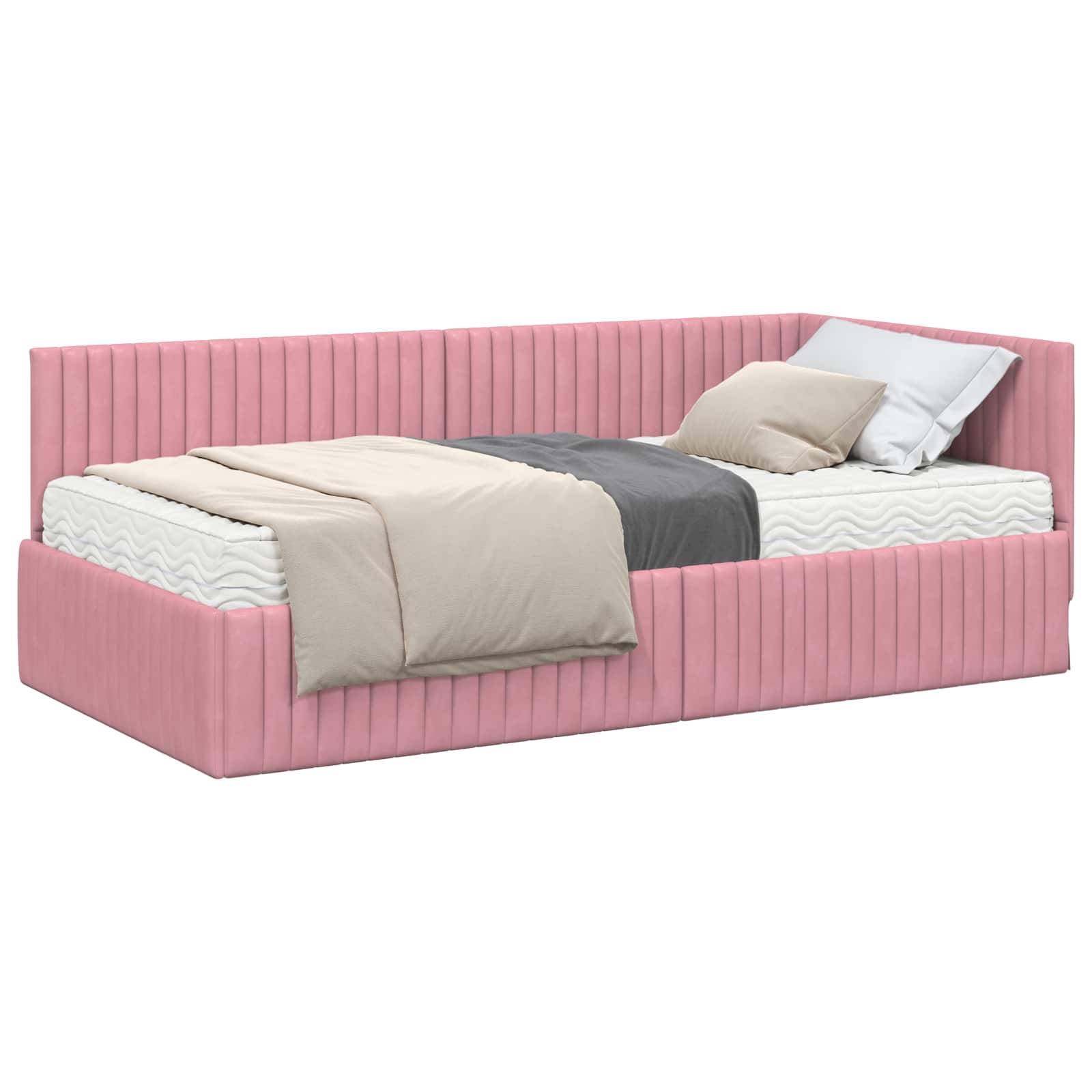 Ein rosa gepolstertes Bett mit einer gesteppten Kopf- und Seitenrückwand, ausgestattet mit einer grau und cremefarbenen Decke und auf der Matratze angeordneten Kissen.