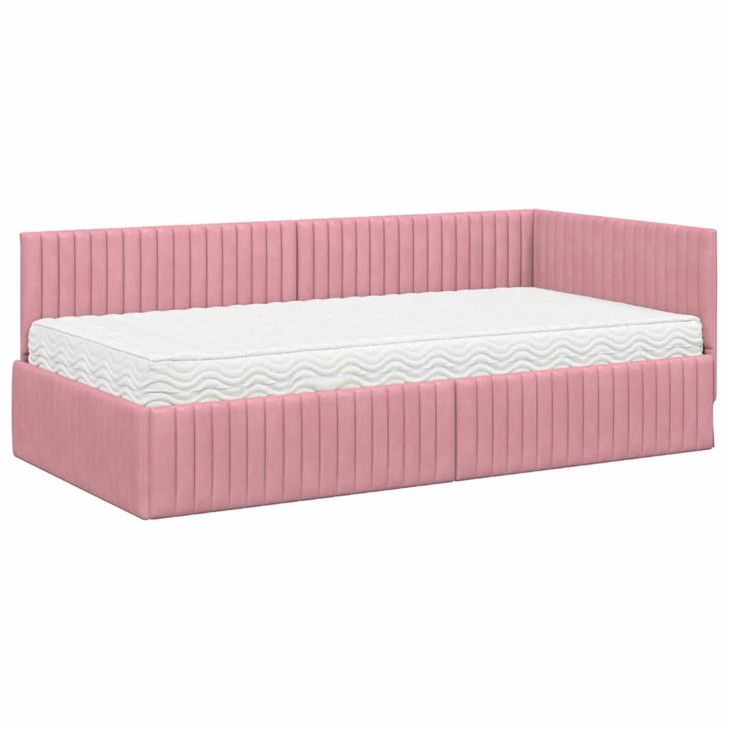 Eine rosa gepolsterte Tagesbett mit einer weißen Matratze, mit vertikaler Steppnaht, die einen modernen und gemütlichen Look schafft.