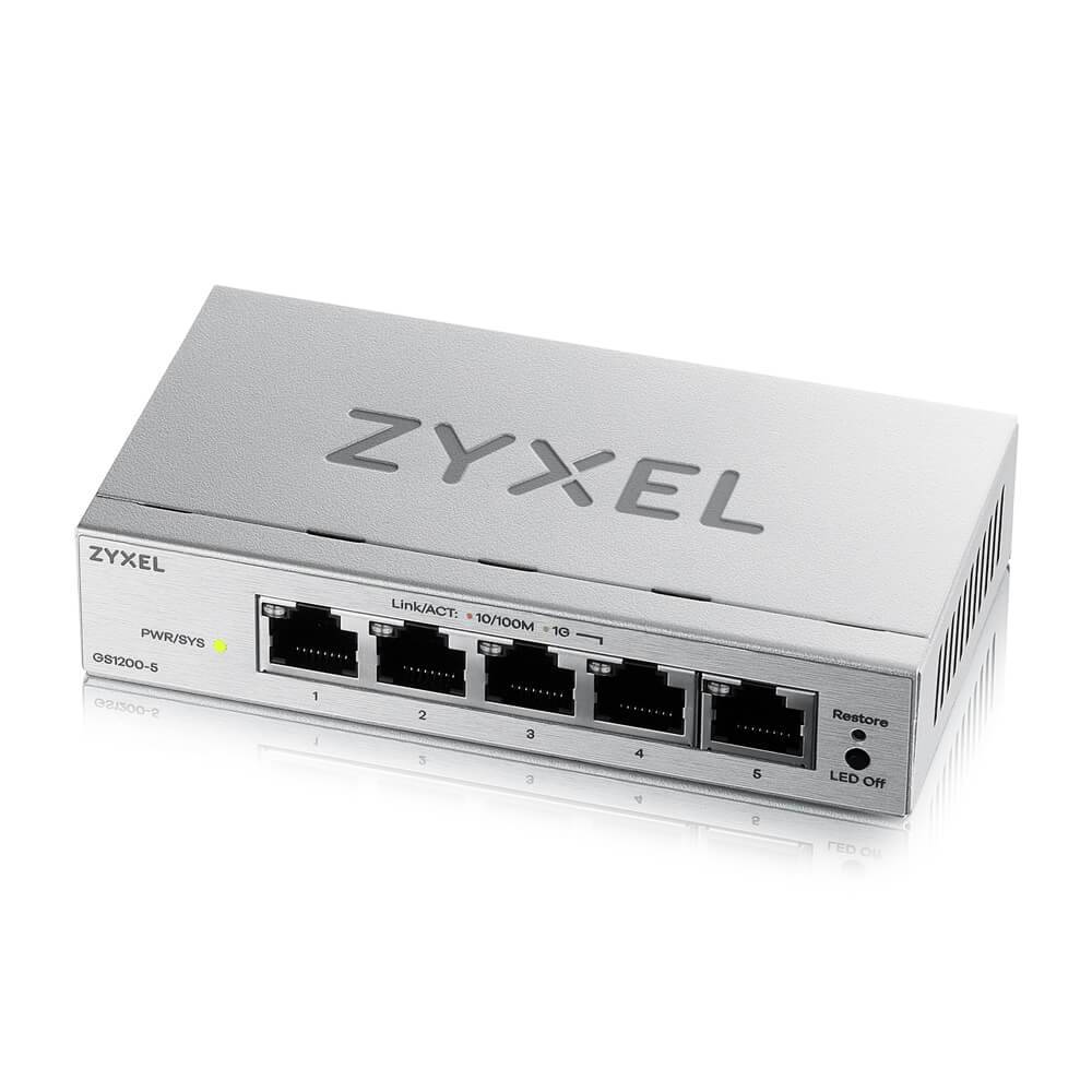 Silberner Zyxel-Netzwerk-Switch mit fünf Ethernet-Anschlüssen und Status-LEDs, dargestellt auf weißem Hintergrund.