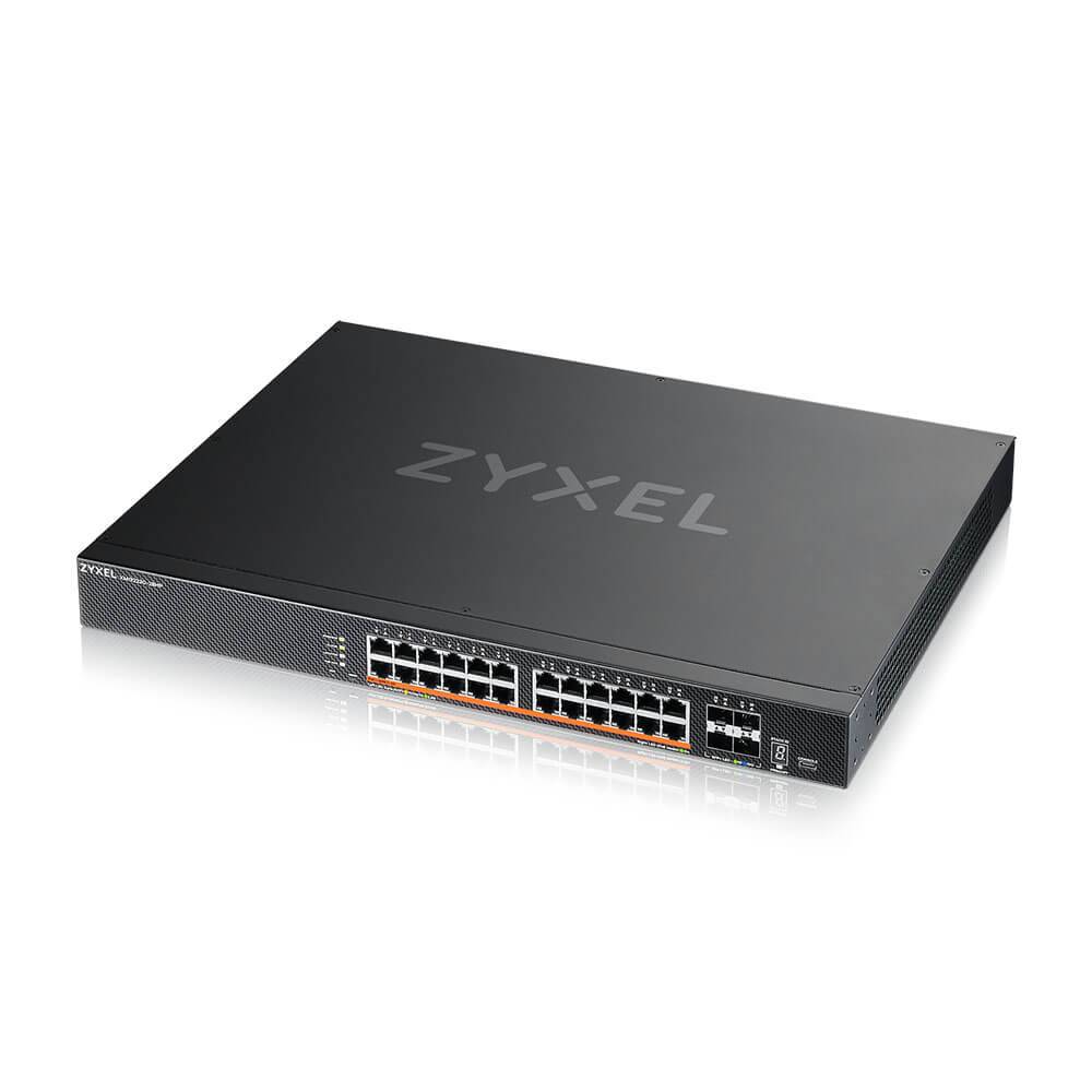 Schwarzer Zyxel-Netzwerk-Switch mit mehreren Ethernet-Anschlüssen an der Vorderseite und Statusleuchten, gezeigt auf weißem Hintergrund.