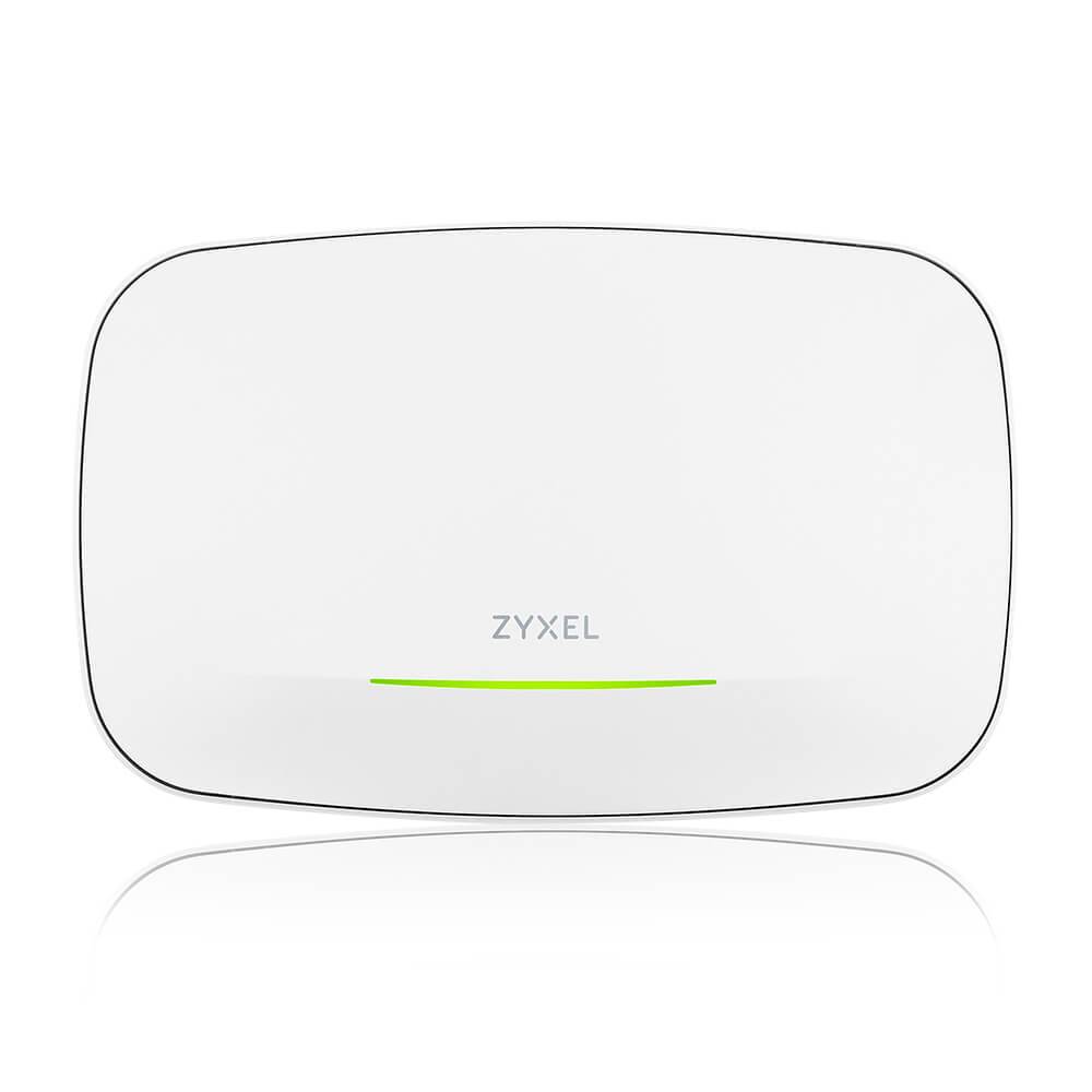 Weißer Zyxel-WLAN-Router mit grüner Statusleuchte, frontal auf weißem Hintergrund gezeigt.