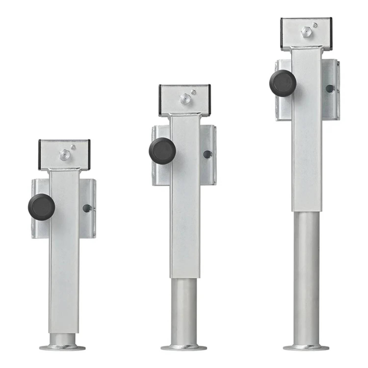 Drei verstellbare Metallständer unterschiedlicher Höhen, jeweils mit einem schwarzen Knopf zur Höheneinstellung.