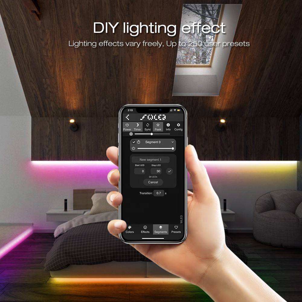 Eine Hand, die ein Smartphone hält, zeigt eine App zur Steuerung von 