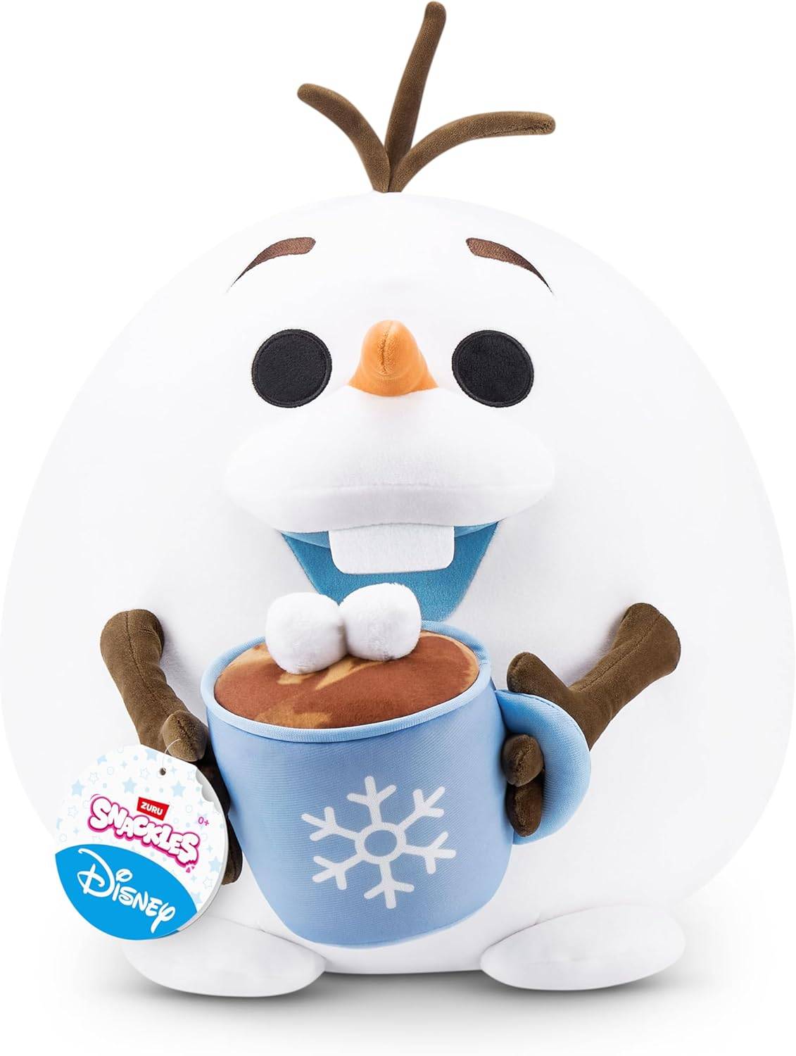 Eine Plüsch-Schneemann-Figur, die eine blaue Tasse mit Schneeflocken-Muster hält. Der Schneemann hat schwarze Augen, eine orangefarbene, rübenähnliche Nase und Äste als Arme.