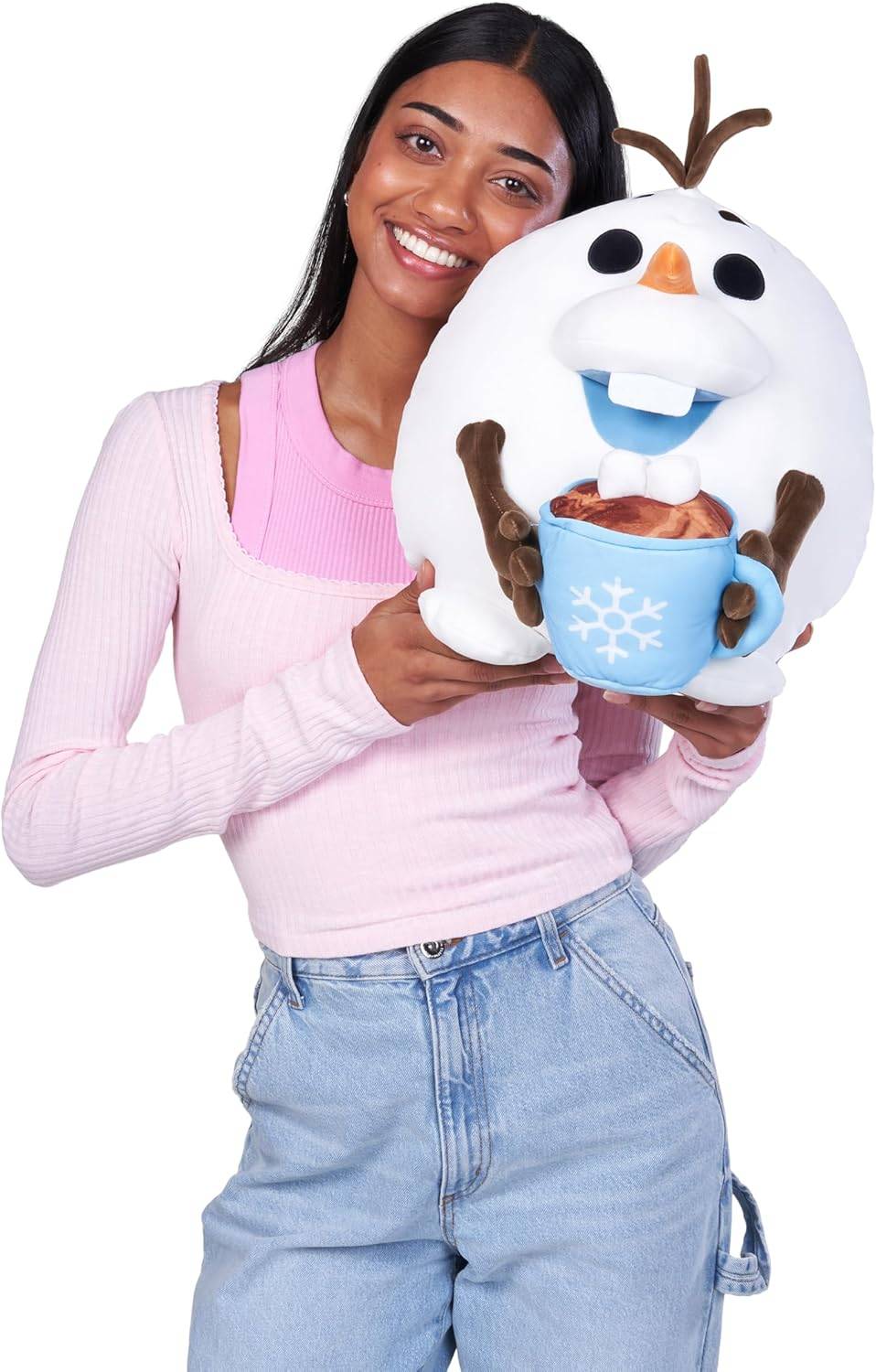 Eine Person hält einen schneemann-thematischen Behälter mit einer Tasse, der mit einer Schneeflocke verziert ist und lächelt. Der Behälter hat Möhrenarme.