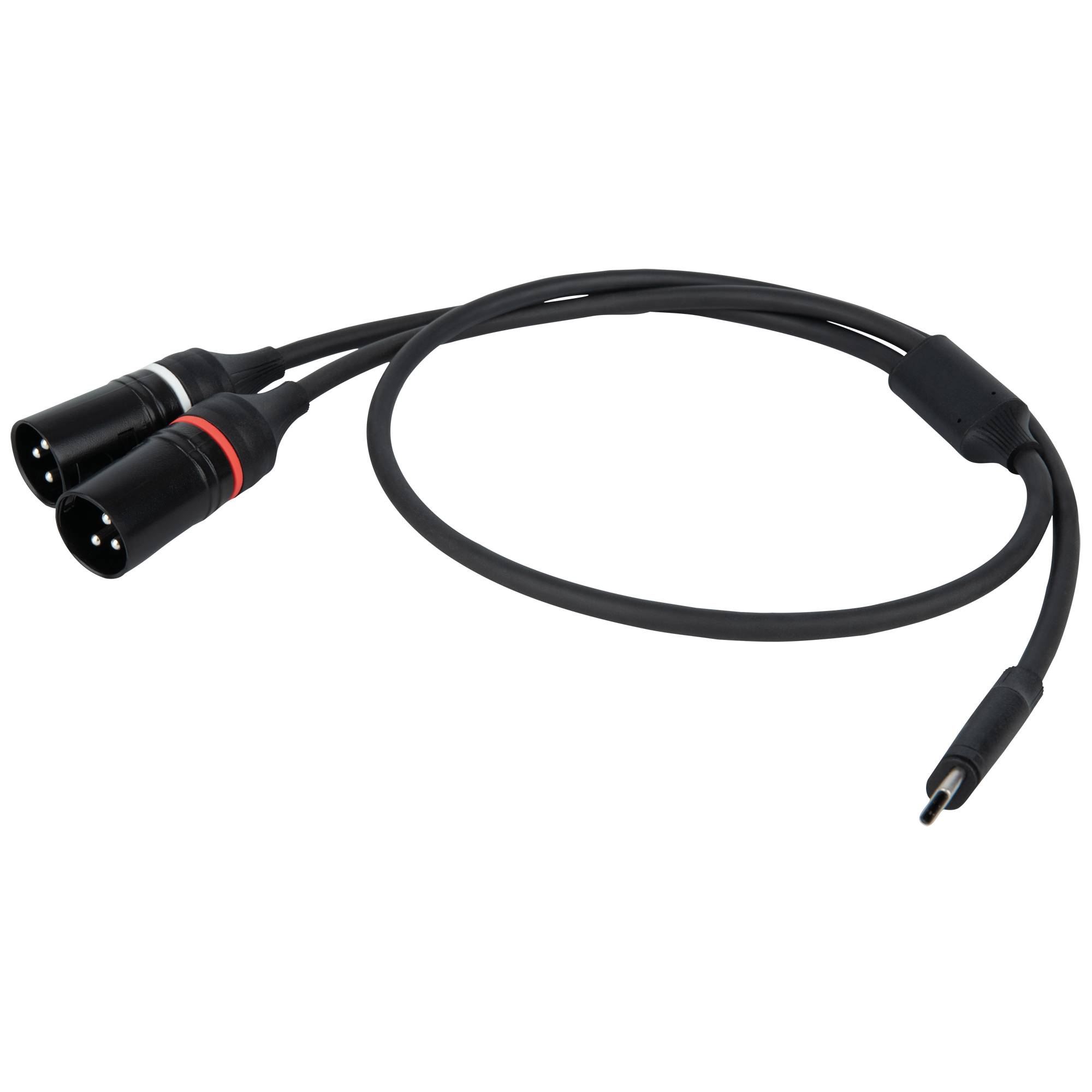 Ein schwarzes Audiokabel mit zwei XLR-Anschlüssen an einem Ende, wobei einer mit einem roten Ring markiert ist, und einem USB-C-Anschluss am anderen Ende, vor einem schwarzen Hintergrund.