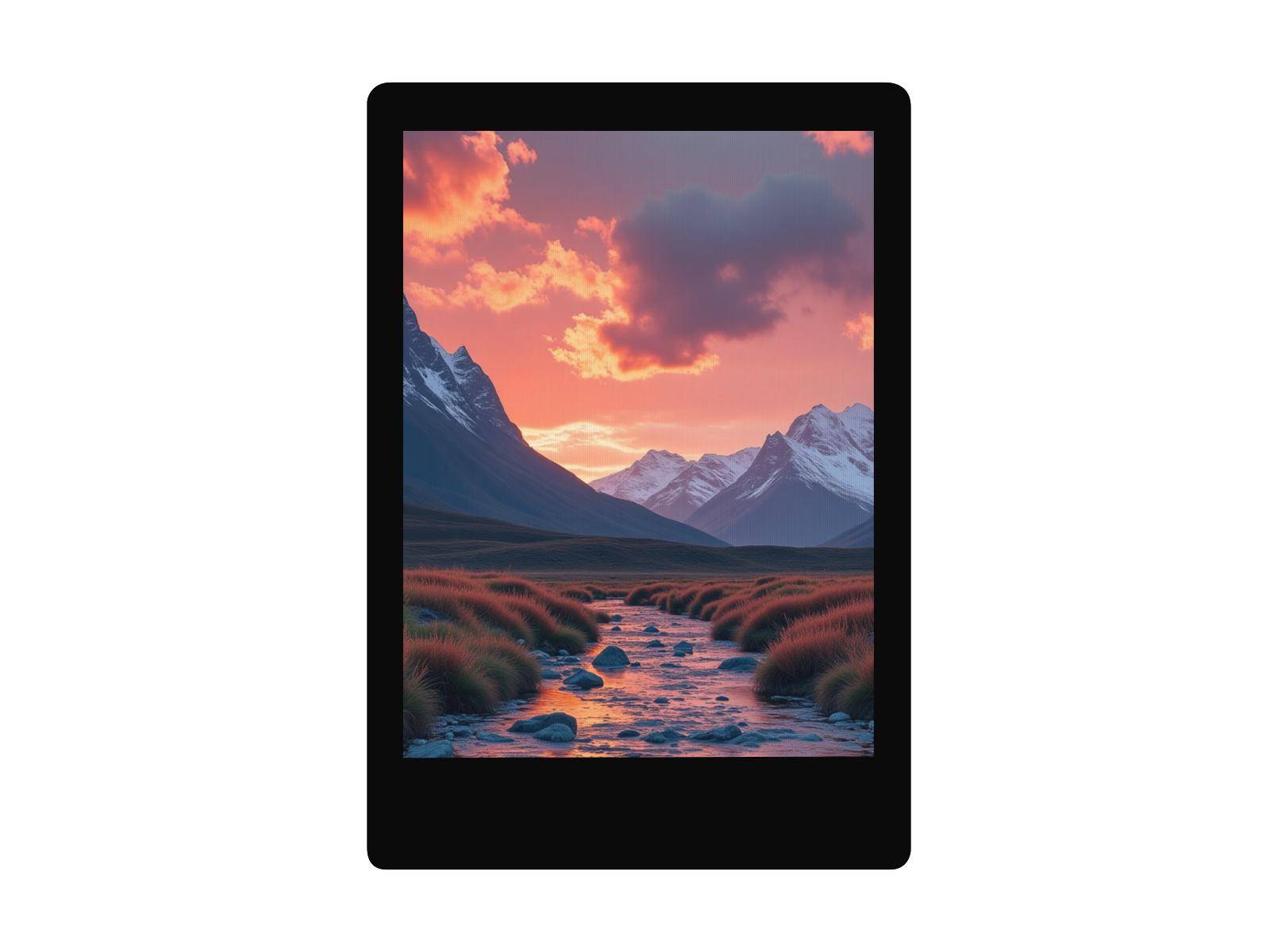 Eine malerische Aussicht auf einen Gebirgsbach bei Sonnenuntergang, mit rosa Wolken am Himmel, umgeben von Bergen und grasigen Ufern.