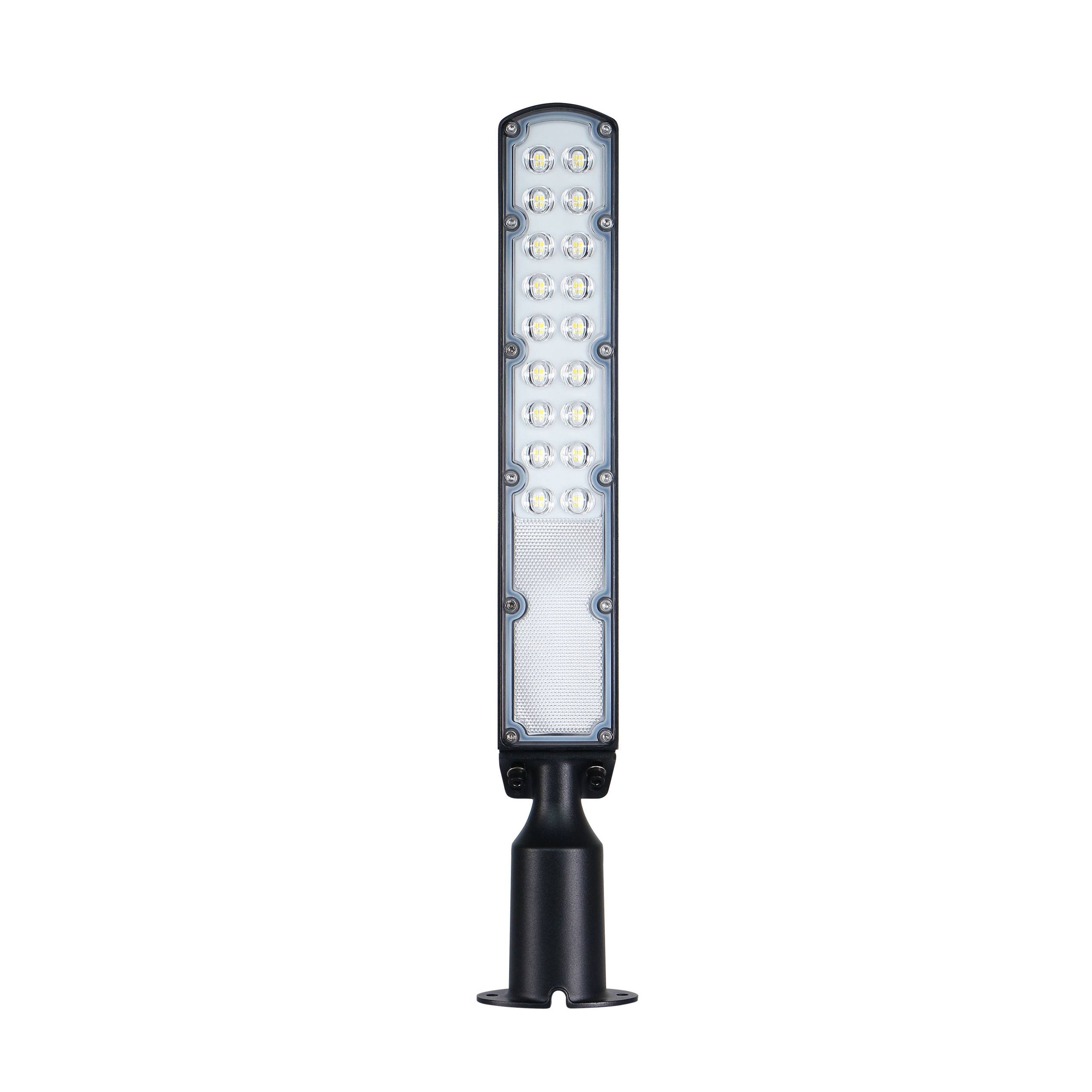 Eine LED-Straßenlaterne mit rechteckigem Design, bei der mehrere LED-Birnen in Reihen angeordnet sind. Eine robuste schwarze Befestigungsbase stützt das Licht.