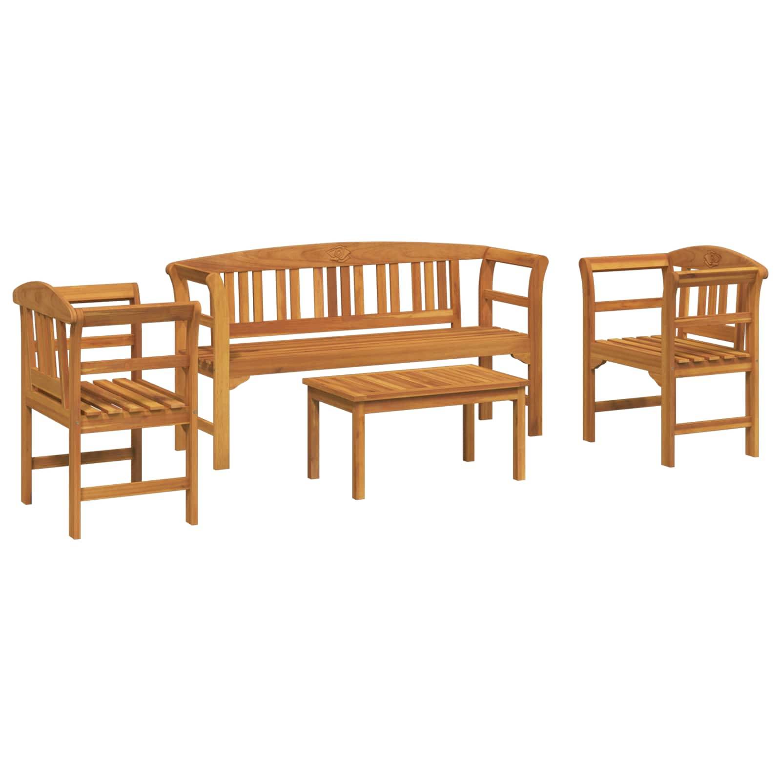 Eine Garnitur aus Holz-Gartenmöbeln, bestehend aus einer Bank, zwei Stühlen und einem Tisch, die in einer symmetrischen Anordnung vor einem weißen Hintergrund platziert sind.