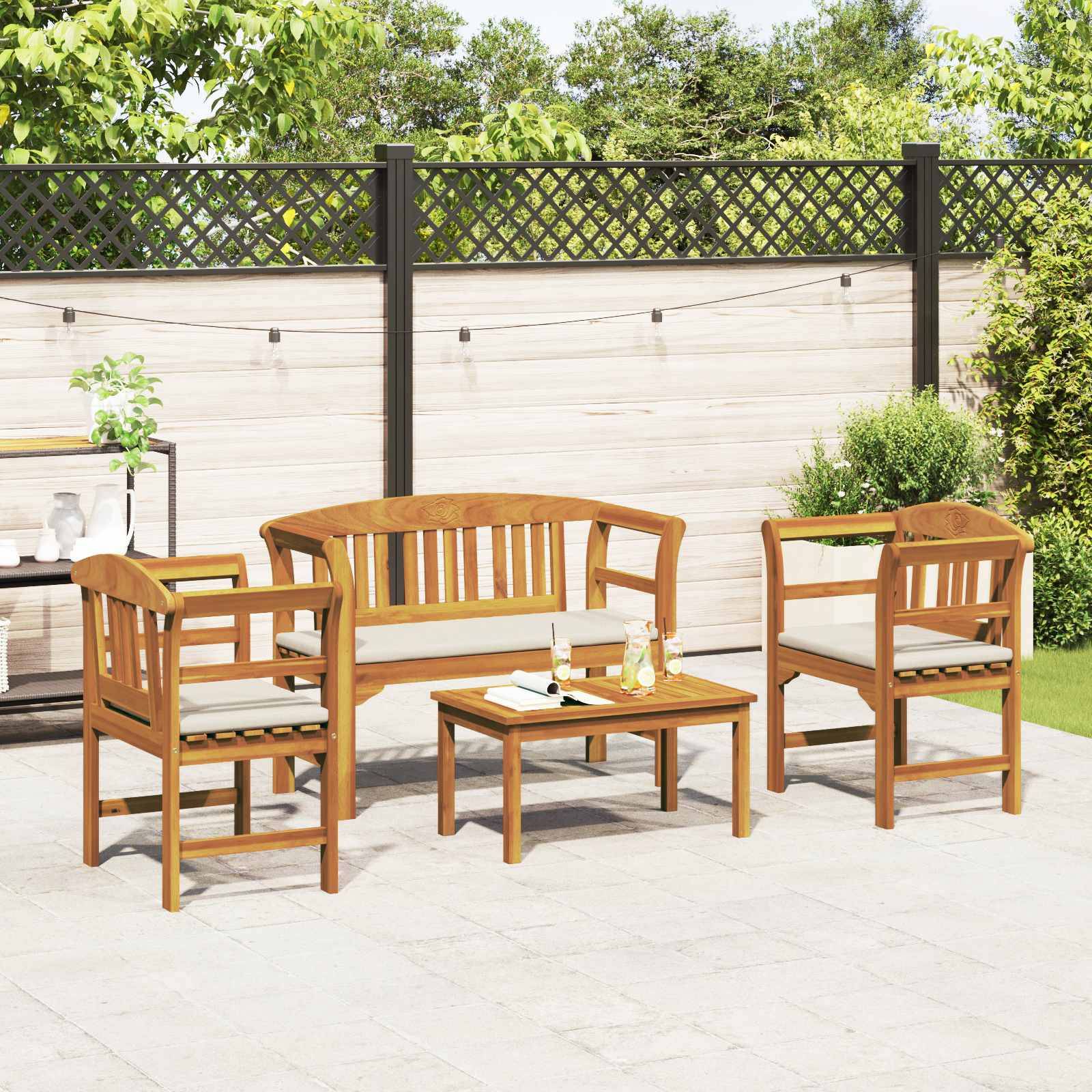 Ein Gartenmöbel-Set aus Holz mit einer Bank, zwei Stühlen und einem Couchtisch auf einer Steinveranda, umgeben von Grünflächen und einem Zaun.