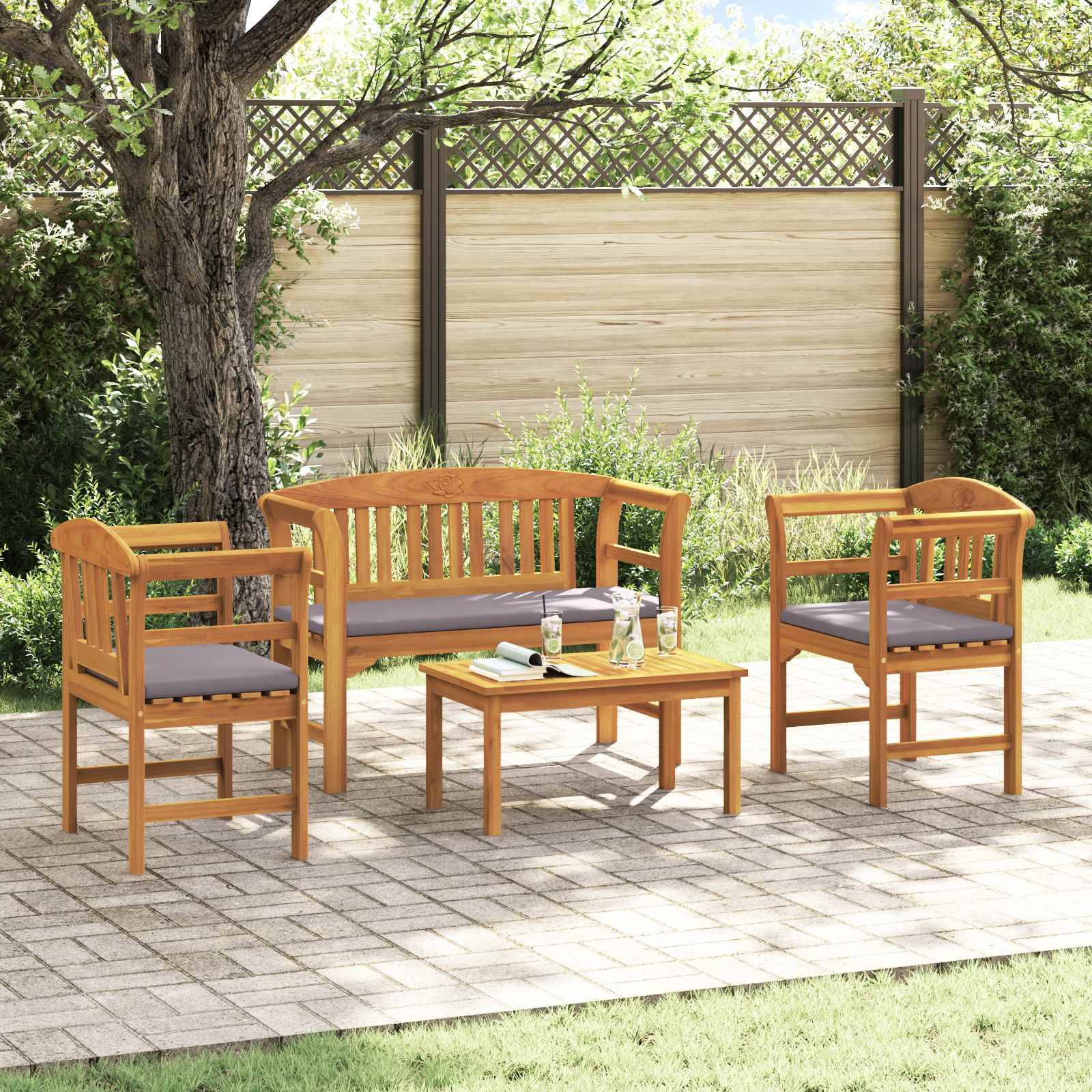 Outdoor-Terrasse mit Holzmöbeln, einschließlich Stühlen, einer Bank und einem Tisch. Getränke stehen auf dem Tisch, umgeben von Grünpflanzen.