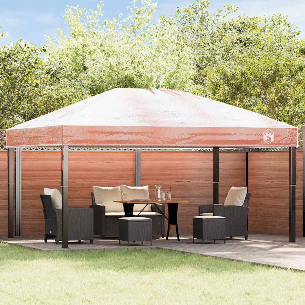 Ein Pavillon in einem Garten mit Außenmöbeln: zwei Sessel, ein Sofa und ein Tisch. Die Umgebung ist von üppigem Grün umgeben.