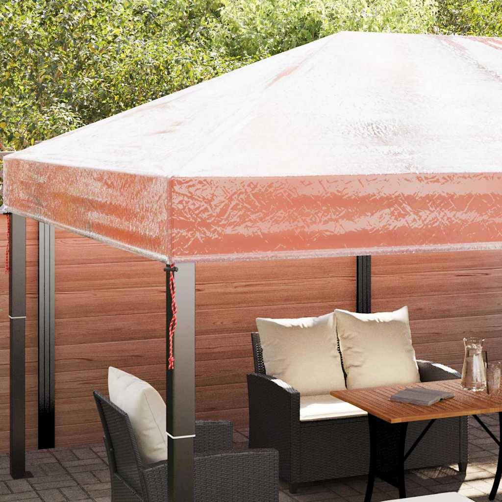 Ein Patiosetting mit einem Vordachbereich zum Sitzen; beinhaltet graue Gartenmöbel, einen Holztisch und helle Kissen.