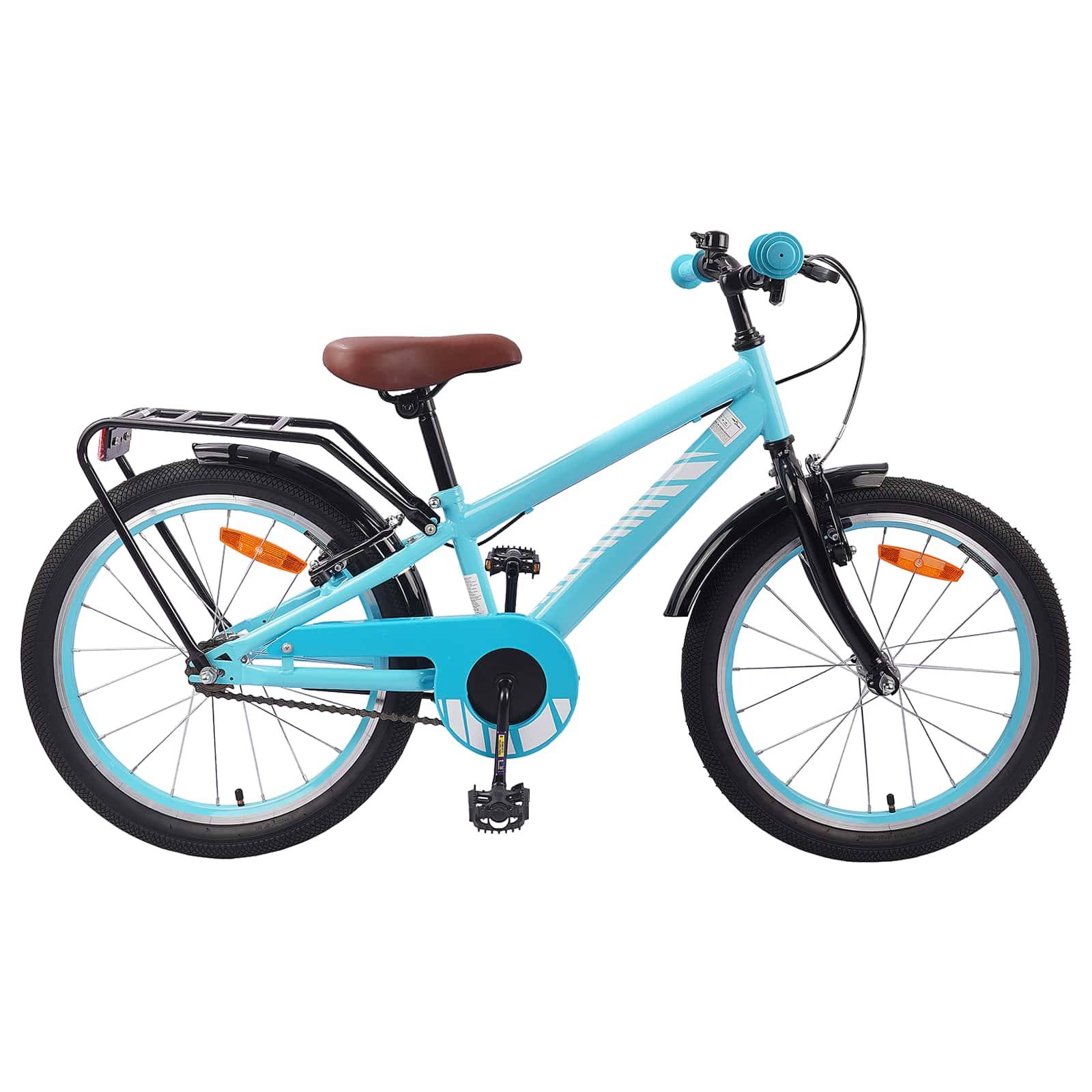 Ein blaues Kinderfahrrad mit einem braunen Sattel, schwarzen Reifen und einem Gepäckträger. Das Lenkrad verfügt über eine blaue Klingel, und das Fahrrad hat einen Kettenschutz.