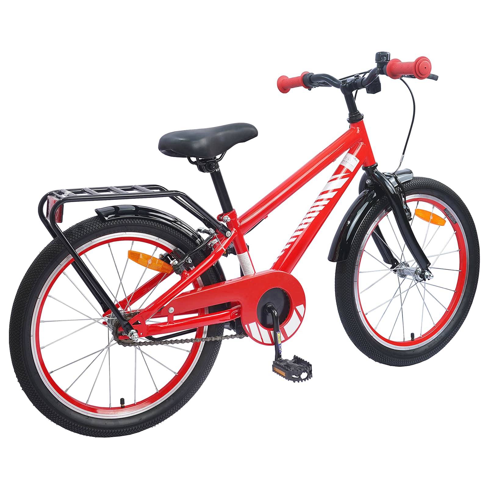 Ein rotes Kinderfahrrad mit Stützrädern, einem schwarzen Sattel und Lenker. Das Fahrrad ist mit einem kleinen Gepäckträger ausgestattet.