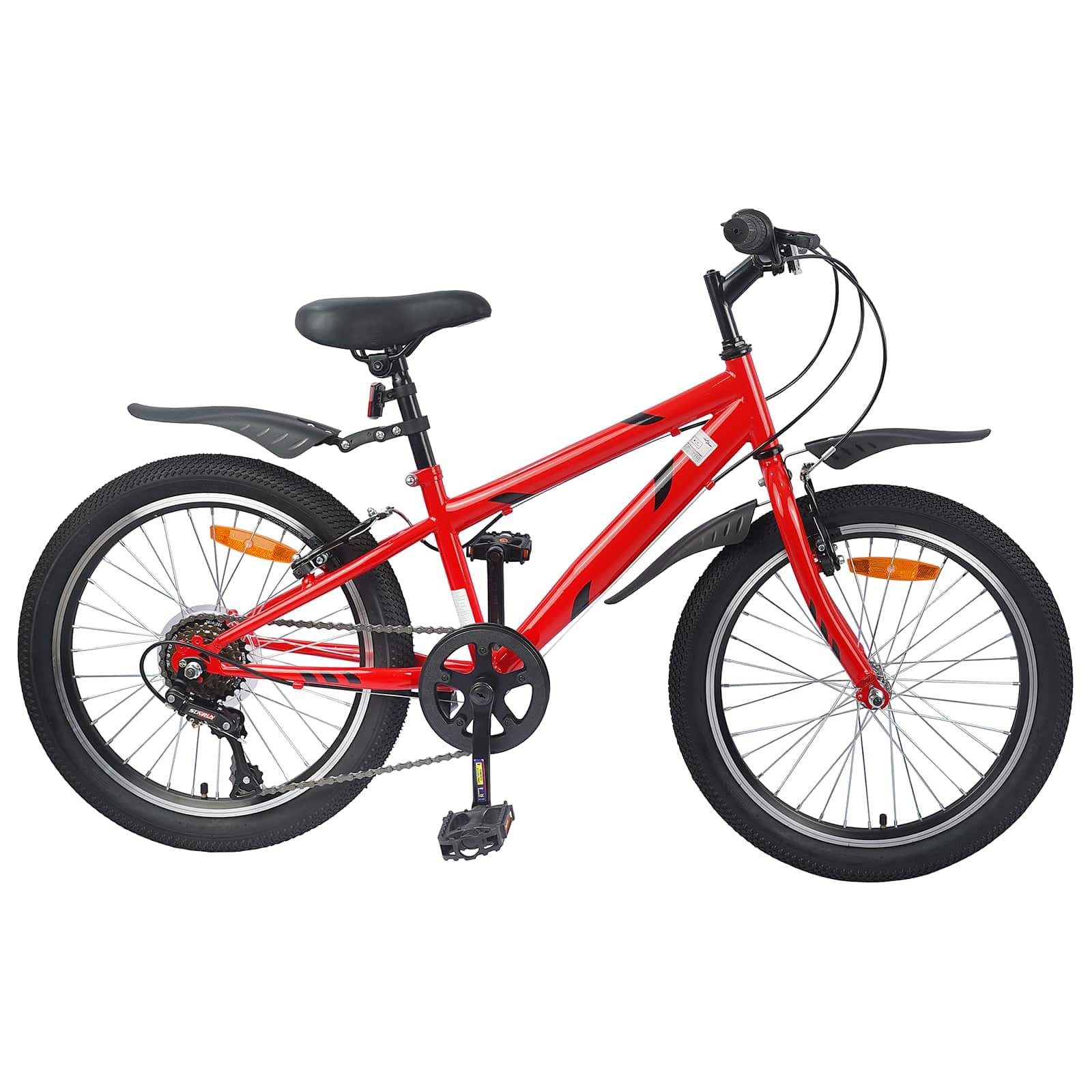 Ein rotes Kinderfahrrad mit schwarzen Schutzblechen, Pedalen und Lenkern. Das Fahrrad verfügt über ein Gangschaltungssystem und ist speziell für junge Fahrer konzipiert.