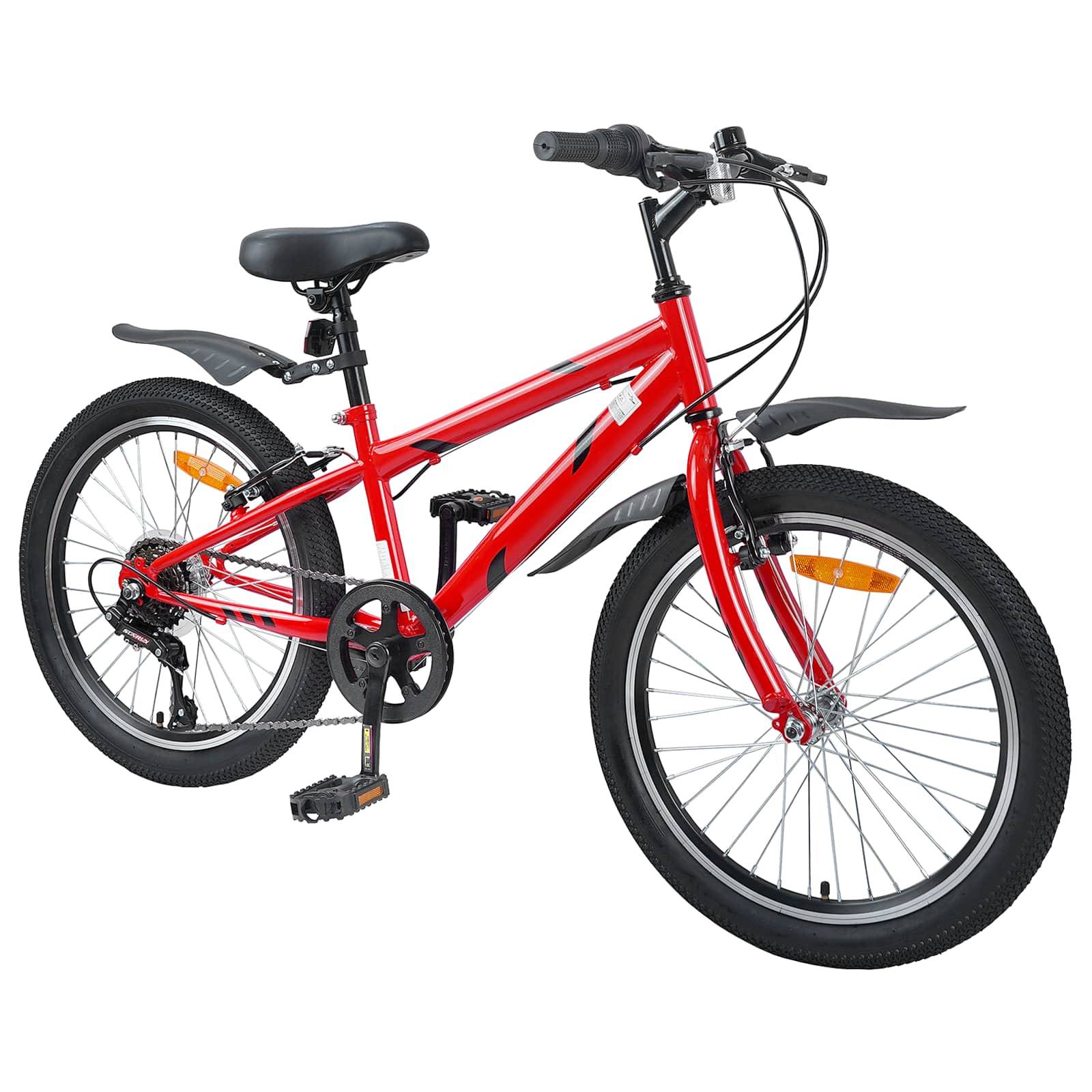 Ein rotes Kinderfahrrad mit einem schwarzen Sattel, Stützrädern sowie Schutzblechen vorne und hinten, das vor einem schlichten weißen Hintergrund präsentiert wird.