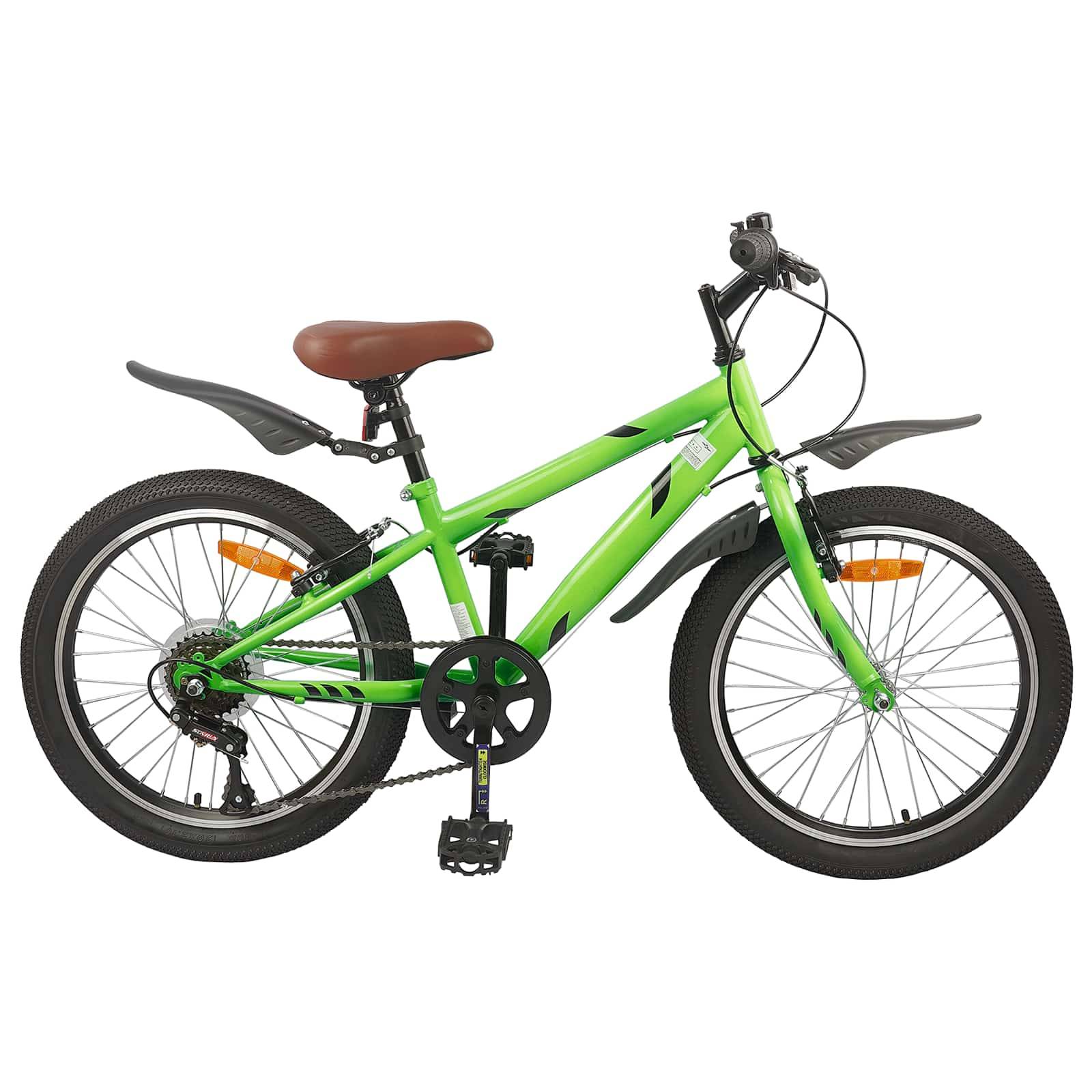 Ein grünes Kinderfahrrad mit schwarzen Reifen, braunem Sattel und Schutzblechen vorne und hinten, geeignet für Outdoor-Fahrradabenteuer.