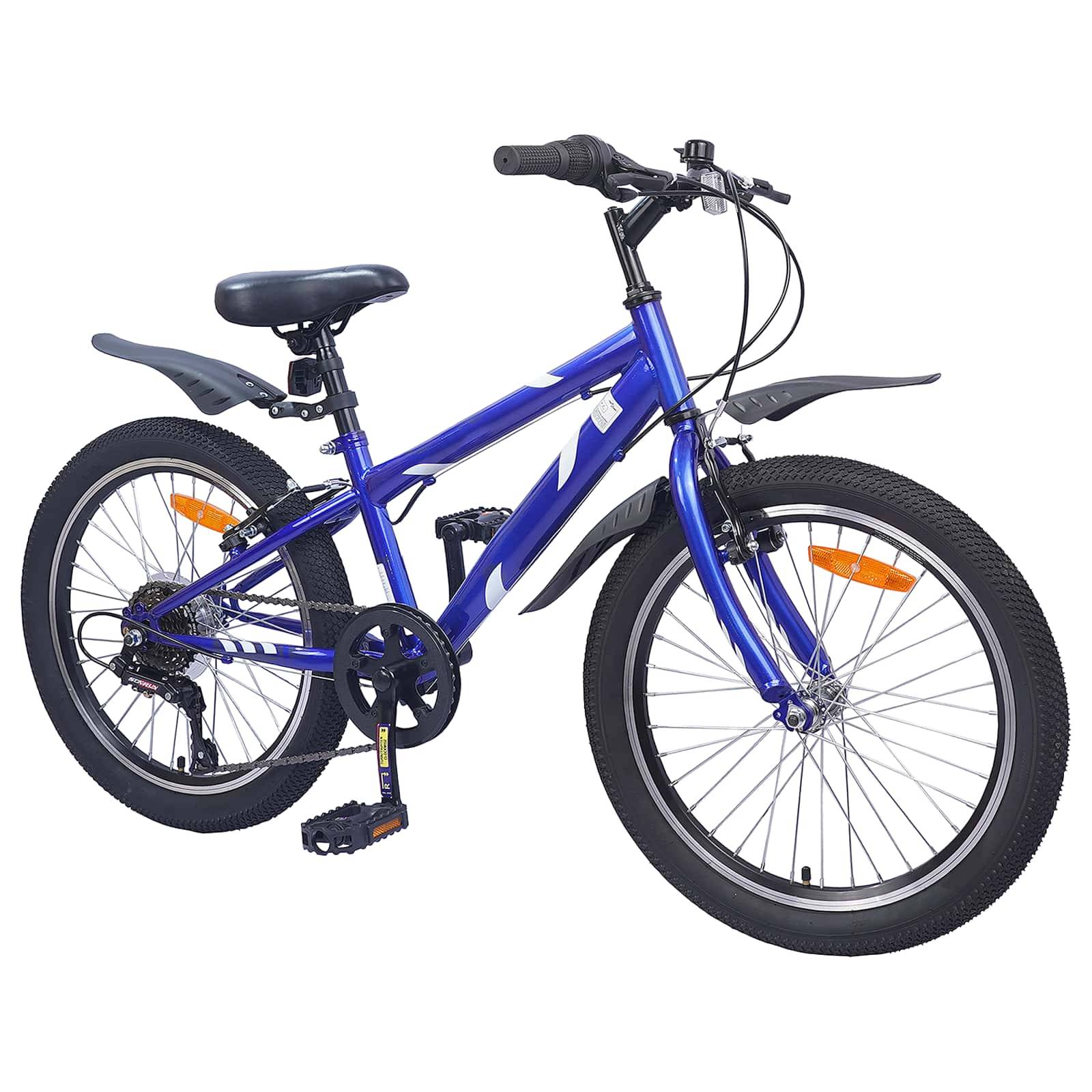 Ein blaues Kinderfahrrad mit orangefarbenen Reflektoren und schwarzen Reifen ist zu sehen. Es verfügt über einen Kettenschutz und einen verstellbaren Sattel.