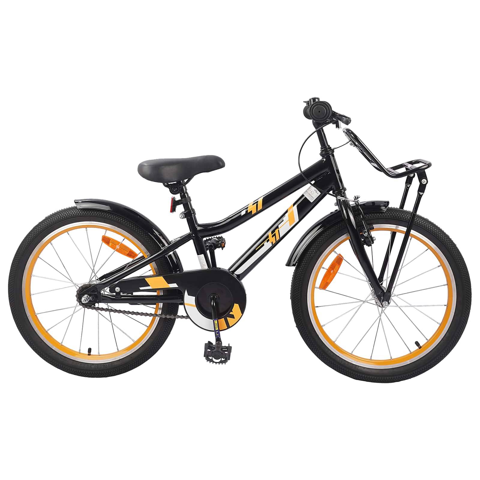 Ein schwarzes Kinderfahrrad mit orangefarbenen Felgen und einem Einzelgang, ausgestattet mit hinteren und vorderen Reflektoren, schräg vor weißem Hintergrund angestellt.