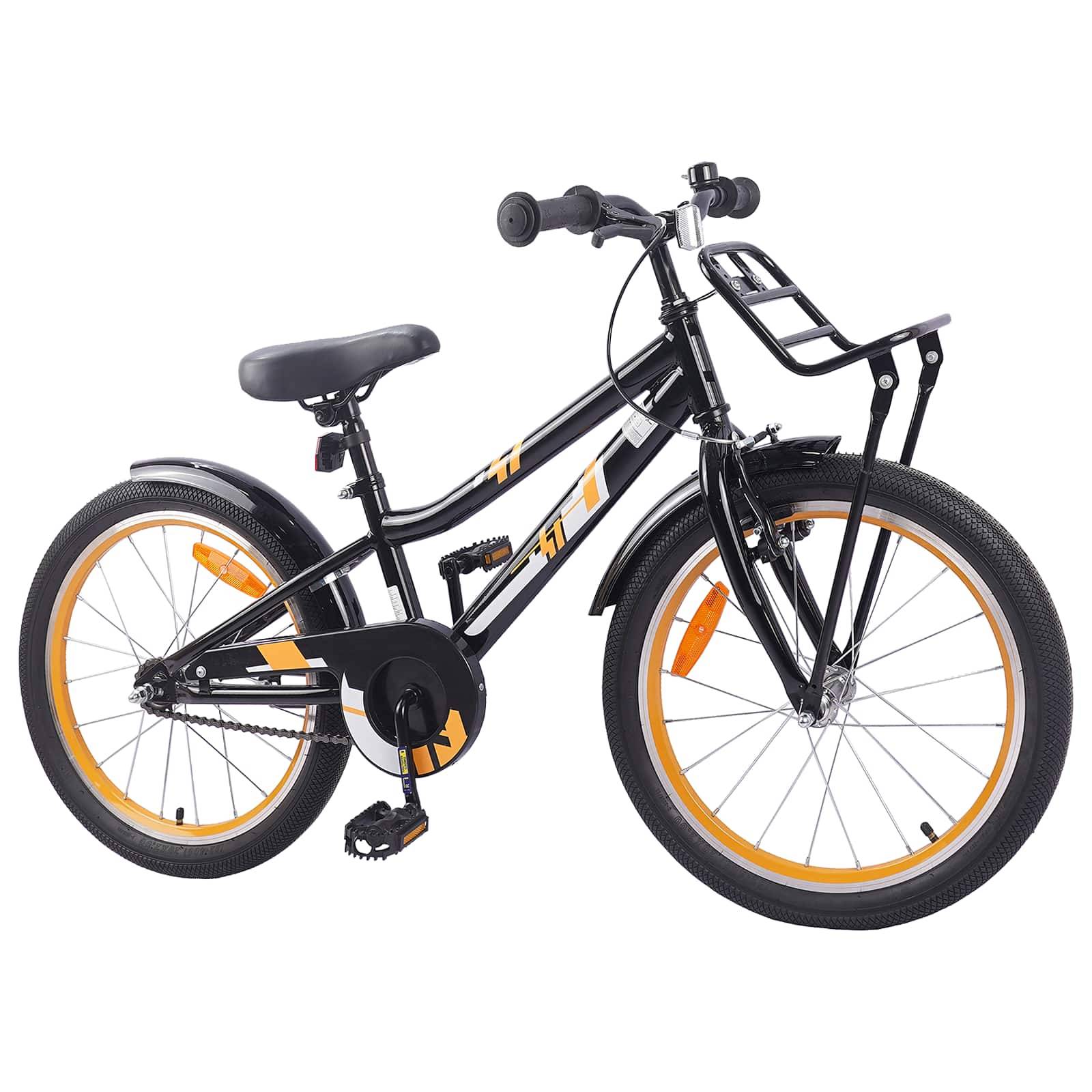 Ein schwarzes und orangefarbenes Kinderfahrrad mit Stützrädern, ausgestattet mit einem Rückstrahler und einem vorderen Gepäckträger.
