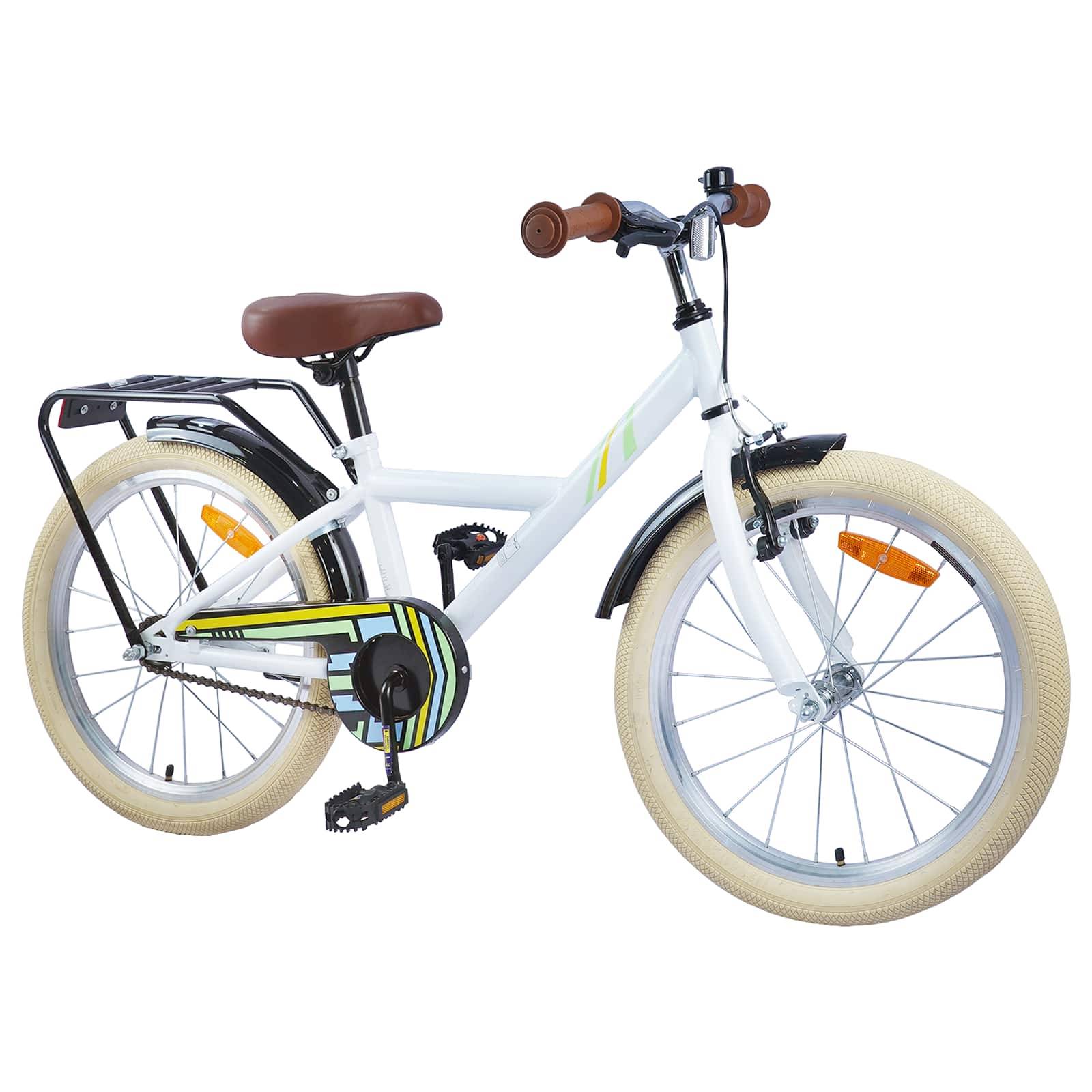 Ein weißes Kinderfahrrad mit braunem Sattel und Lenkern, cremefarbenen Reifen und einer gestreiften Kettenschutzblende. Es verfügt über einen Gepäckträger und einen vorderen Schutzblech.
