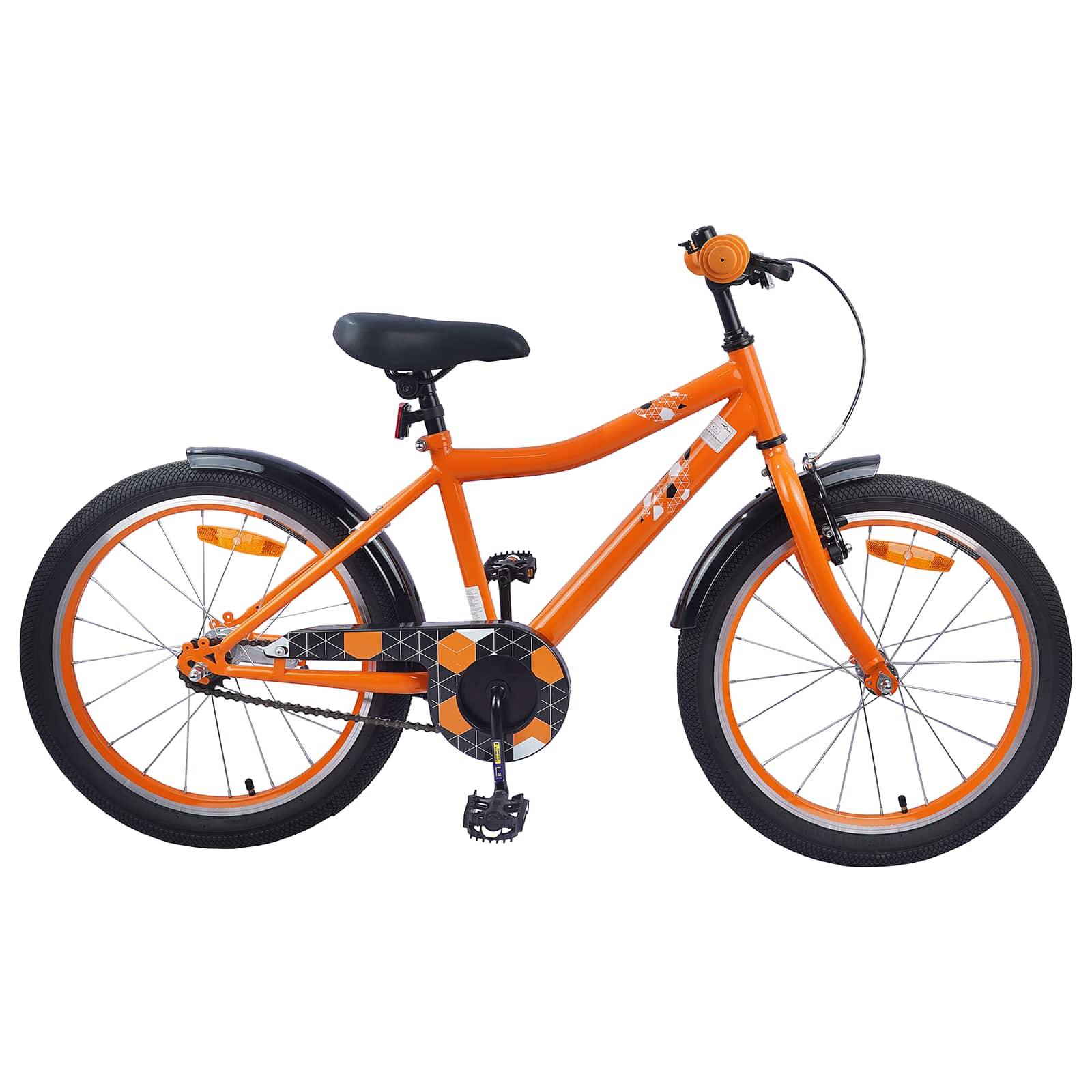 Ein orangefarbenes Kinderfahrrad mit schwarzen Reifen und einem schwarzen Sattel, ausgestattet mit einer Klingel und Reflektoren an den vorderen und hinteren Rädern.