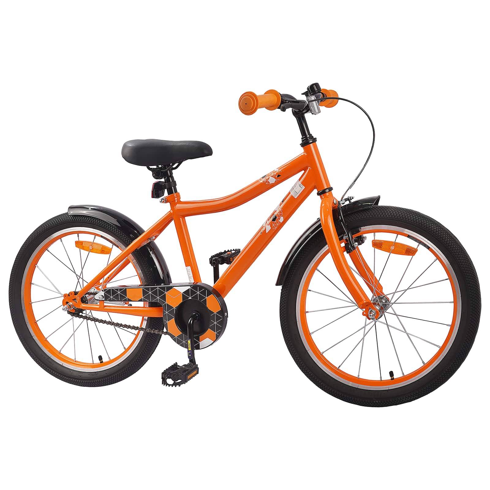 Ein orangefarbenes Kinderfahrrad mit Stützrädern, schwarzem Sattel und Lenkern, geeignet für Anfänger.