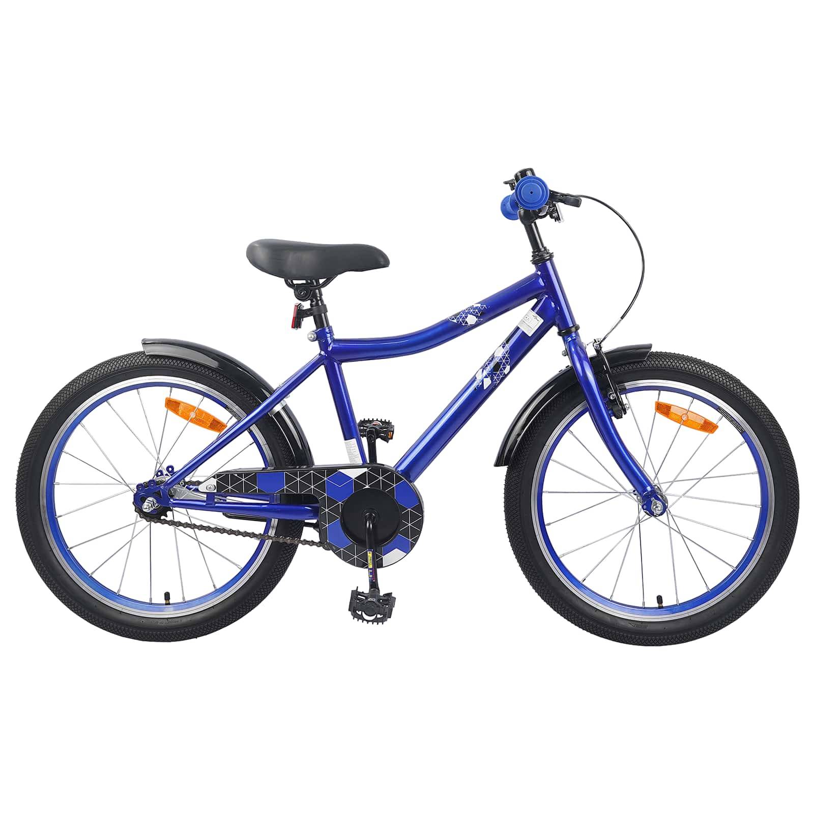 Blaues Kinderfahrrad mit einem schwarzen Sattel, orangefarbenen Reflektoren an den Rädern und einer Kettenschutzvorrichtung.