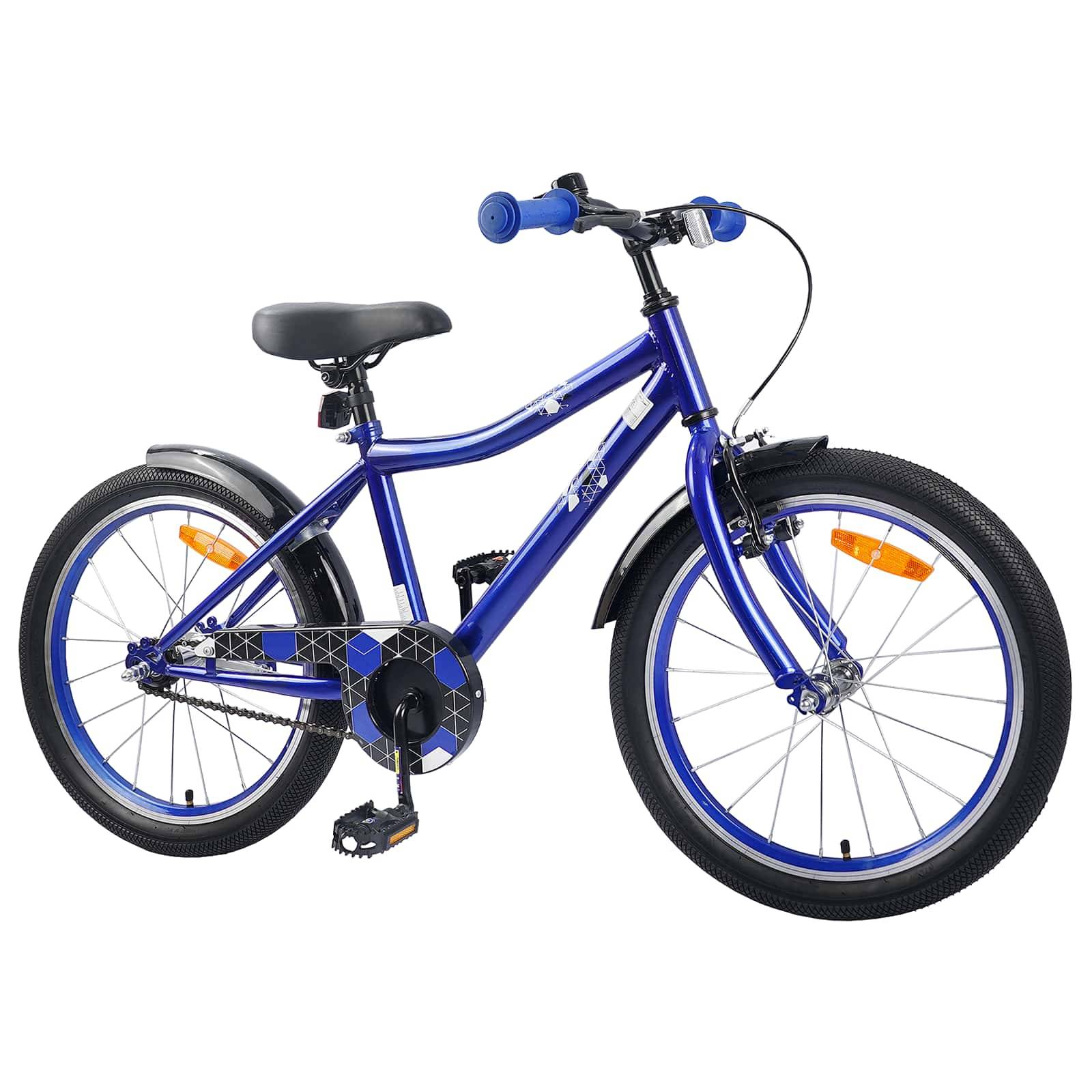 Ein blaues Kinderfahrrad mit schwarzen Reifen, blauen Pedalen und Haltegriffen. Es hat einen Kettenschutz und Reflektoren an den Rädern.
