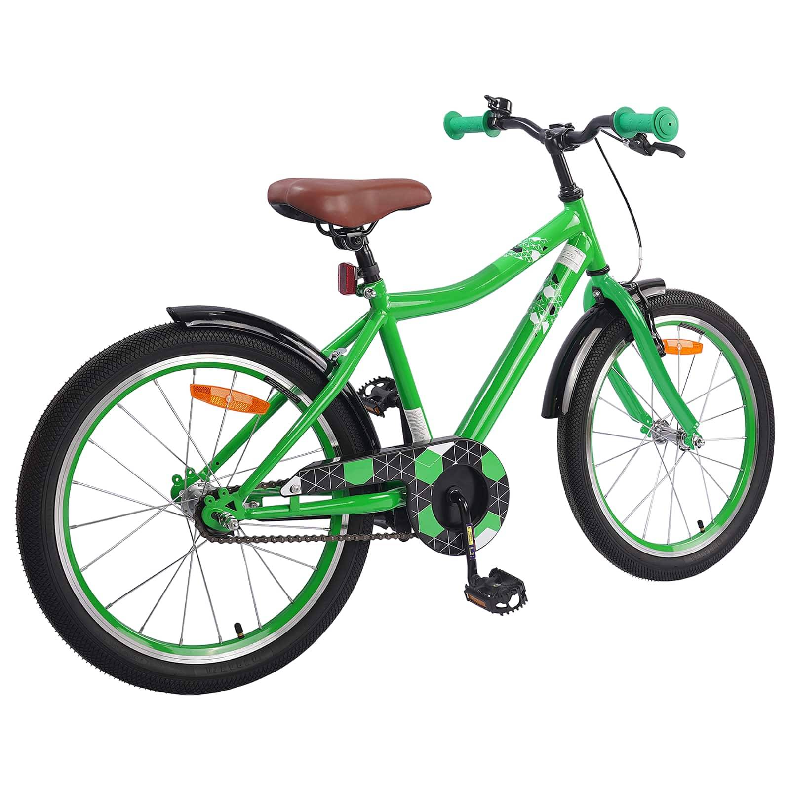 Ein grünes Kinderfahrrad mit schwarzen Reifen, braunem Sattel und grünen Lenkergriffen. Das Fahrrad hat ein verspieltes Muster auf der Kettenschutzverkleidung.