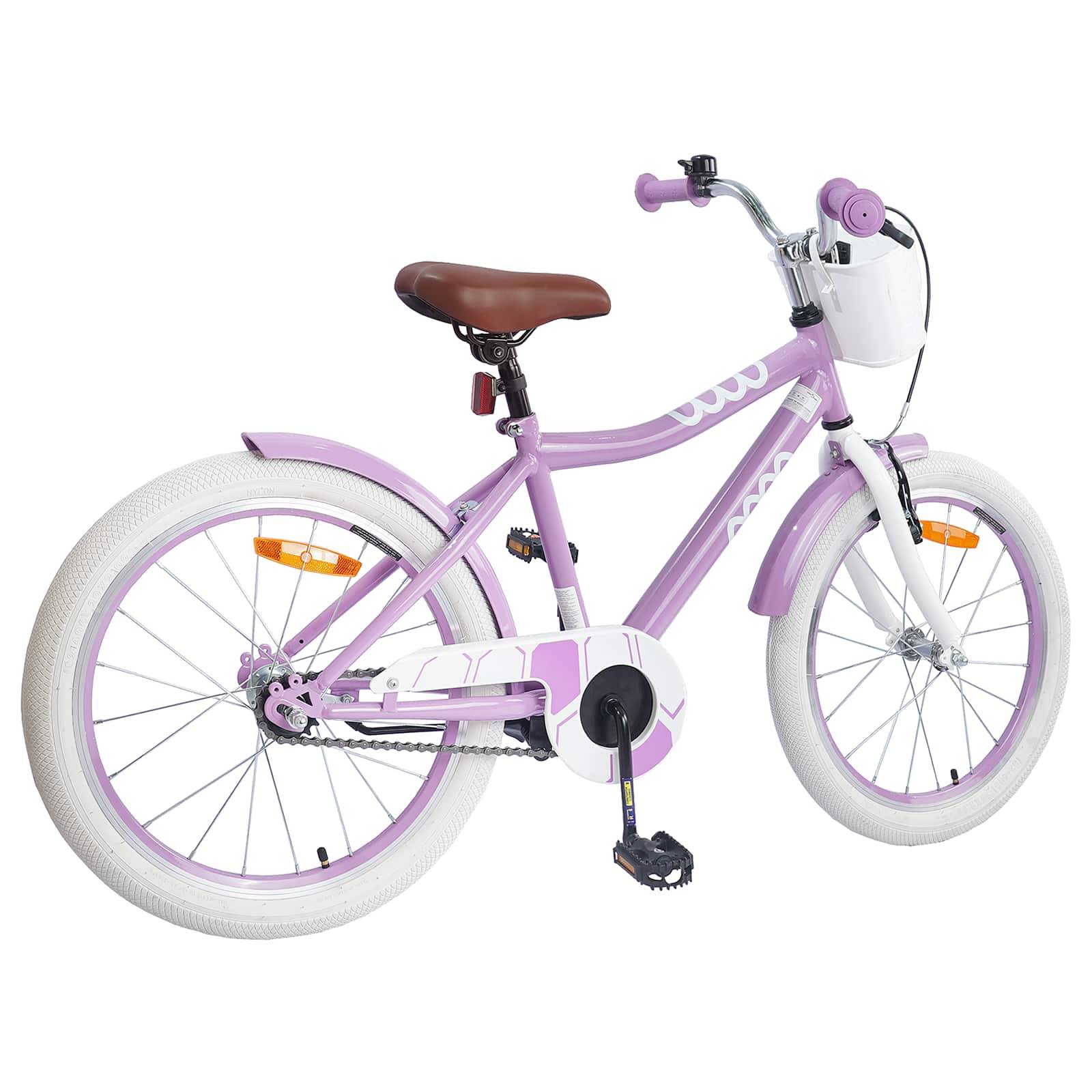 Ein lila und weißes Kinderfahrrad mit Stützrädern, einem braunen Sattel und einem weißen Korb, der am vorderen Lenker befestigt ist.