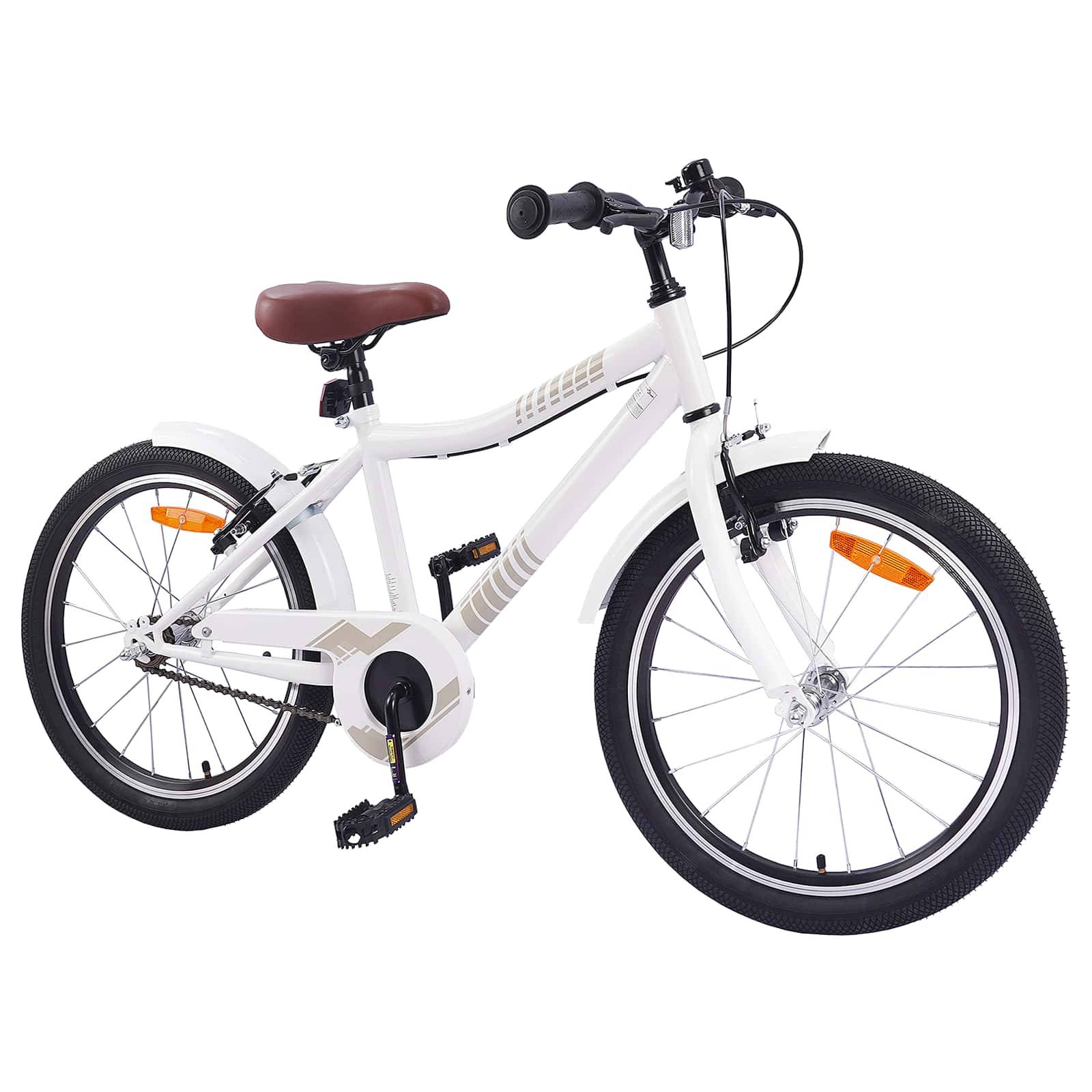 Ein weißes Kinderfahrrad mit schwarzen Reifen, orangen Reflektoren, einem braunen Sattel und einem einfachen Rahmendesign, von der Seite betrachtet.