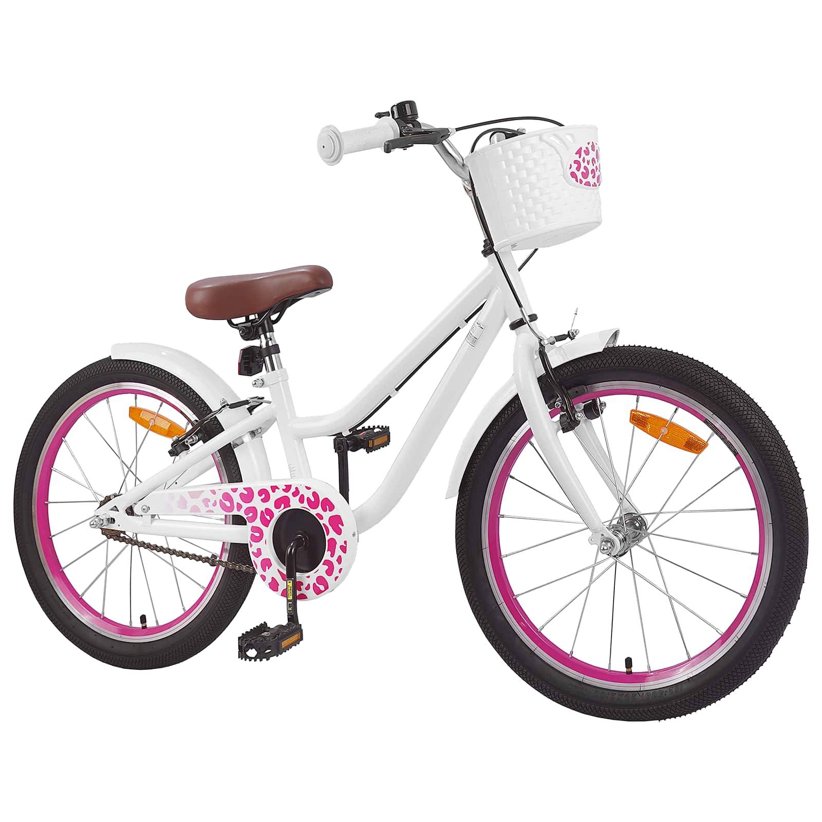Ein weißes Kinderfahrrad mit rosa Leopardenmuster auf der Kettenschutzvorrichtung und den Felgen, ausgestattet mit einem Frontkorb und einem braunen Sattel.