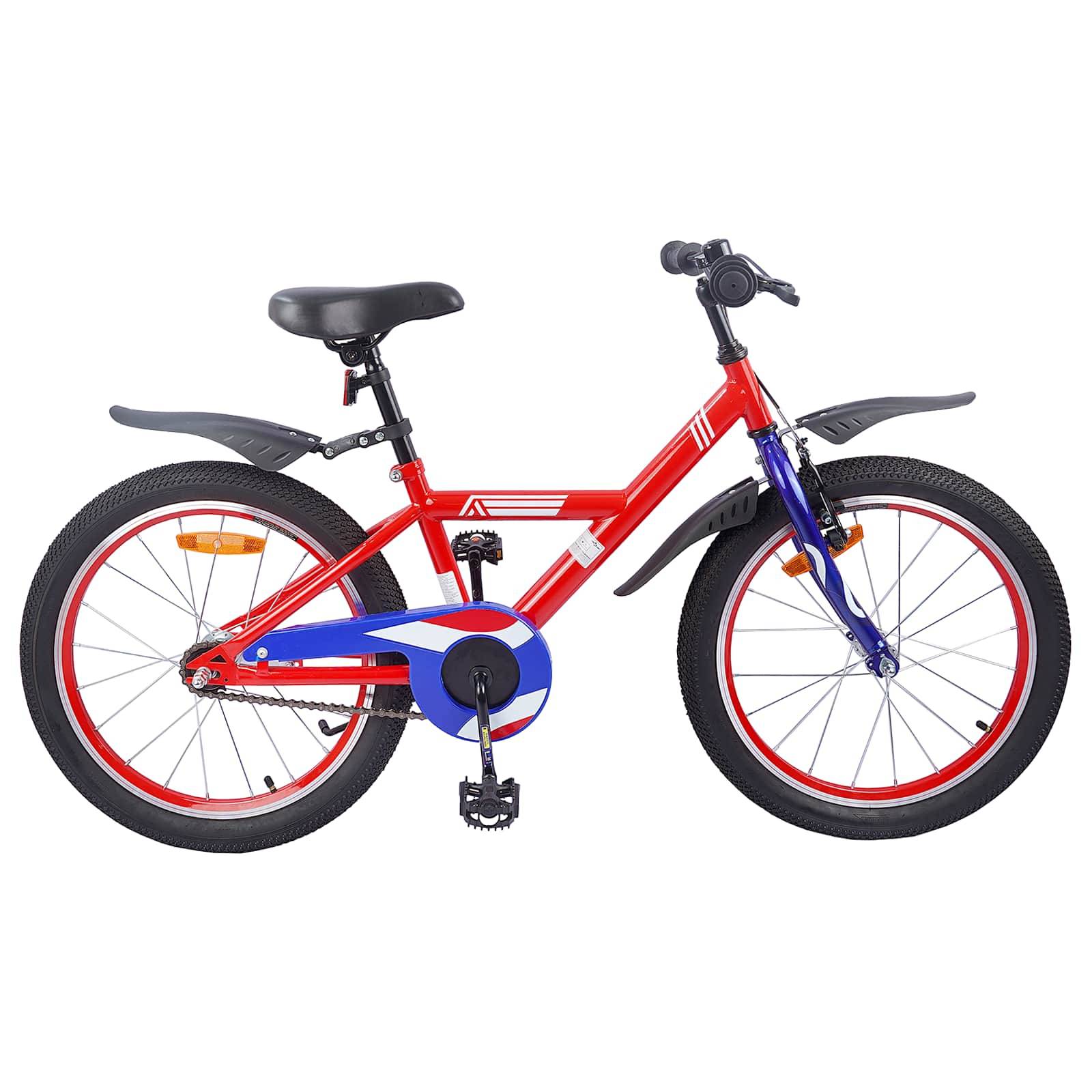 Ein rot-blauer Kinderfahrrad mit Stützrädern und Lenkrad, vor einem einfarbigen weißen Hintergrund.