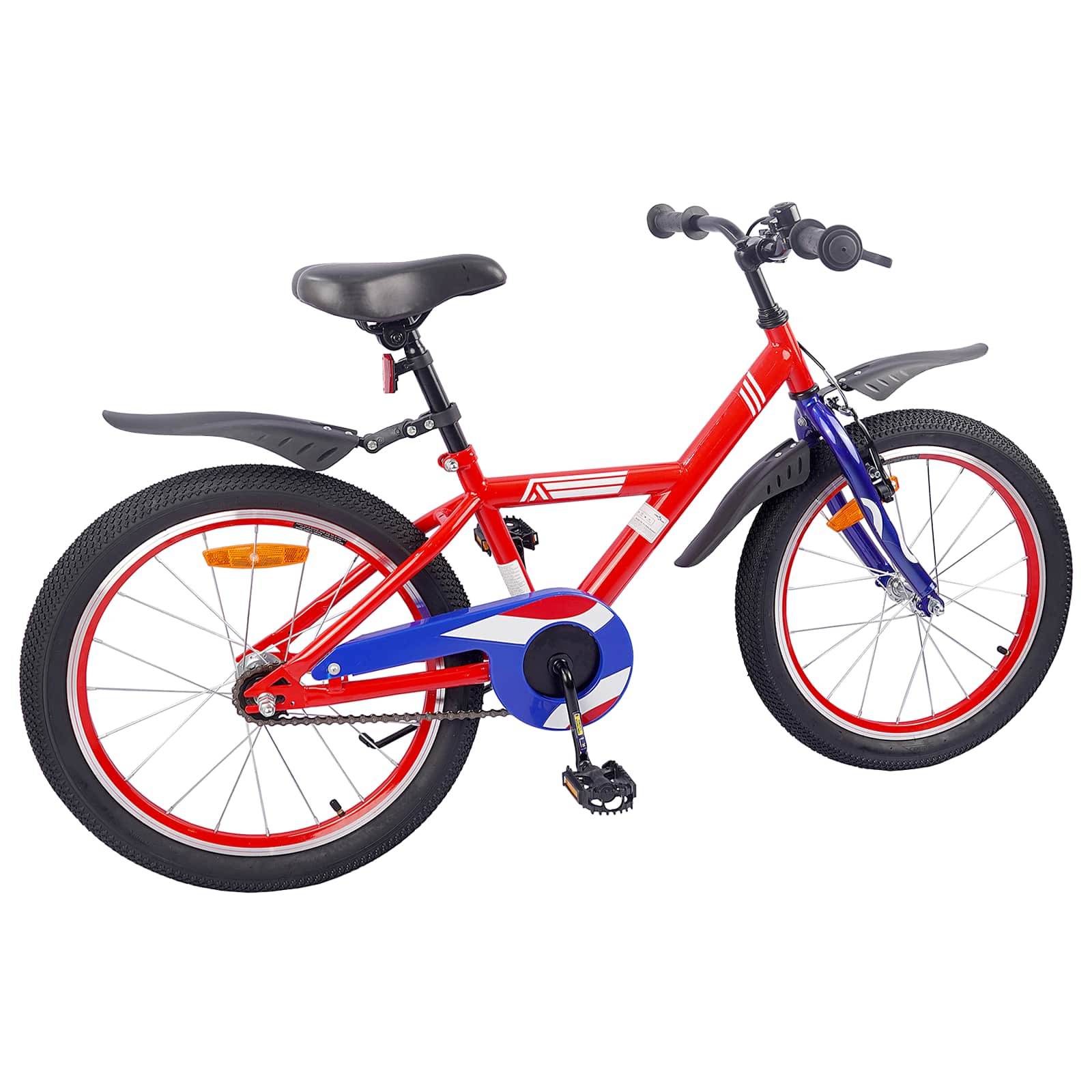 Rotes und blaues Kinderfahrrad mit Stützrädern, einem schwarzen Sattel und schwarzen Lenkern auf weißem Hintergrund.