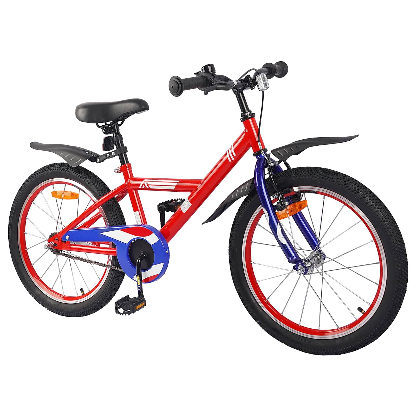 Rotes Kinderfahrrad mit Stützrädern, blauem Kettenschutz sowie schwarzen Lenkern und Sattel, vor einem weißen Hintergrund.