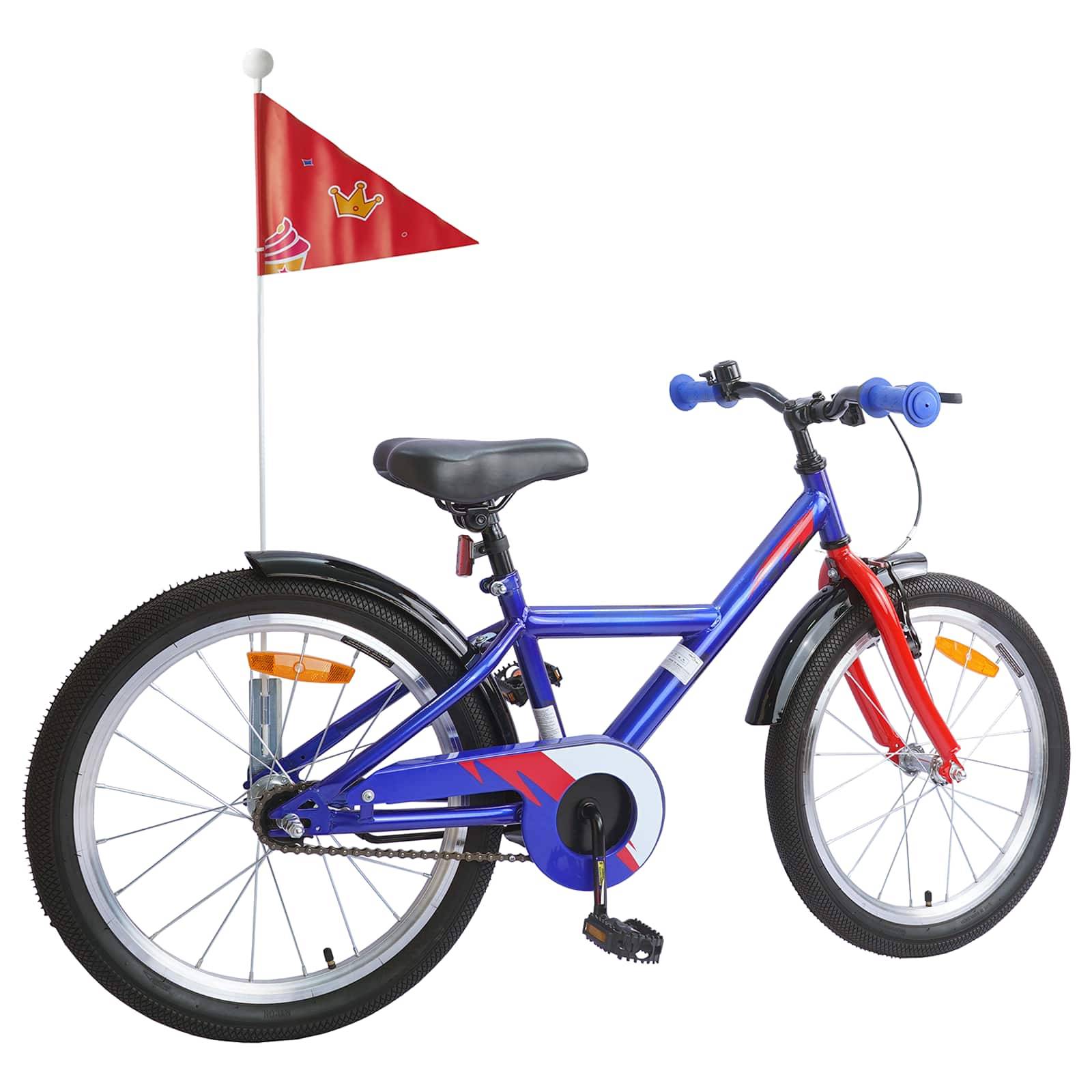 Ein blau-rotes Kinderfahrrad mit Stützrädern, einer Lenkerklingel und einer kleinen dreieckigen Flagge, die am hinteren Ende befestigt ist.