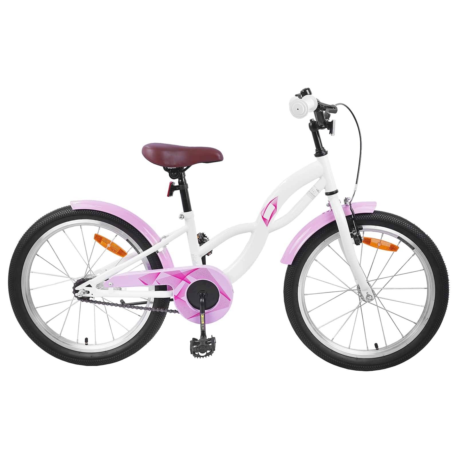 Ein weißes und pinkes Kinderfahrrad mit Stützrädern und einem lila Sattel, für Anfänger konzipiert, auf einem einfarbigen weißen Hintergrund fotografiert.